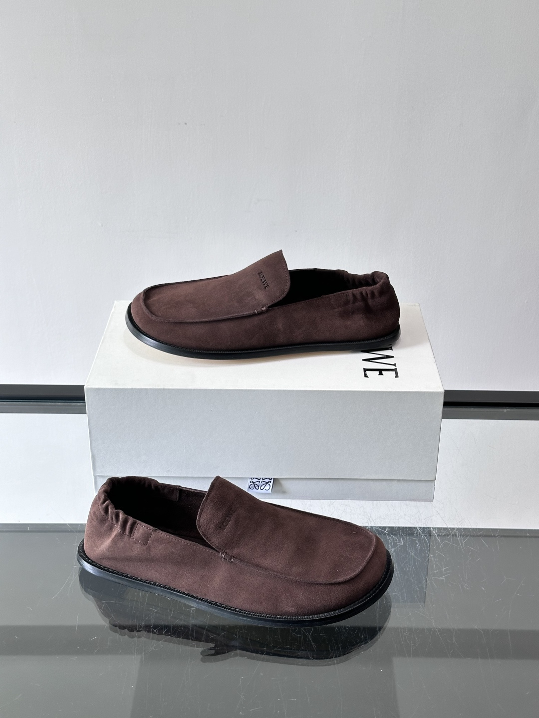 loew*男士乐福鞋👞采用简约设计，优质牛皮鞋面非常有质感，真皮鞋底防滑又舒适。无系带一脚蹬，穿脱超方便
