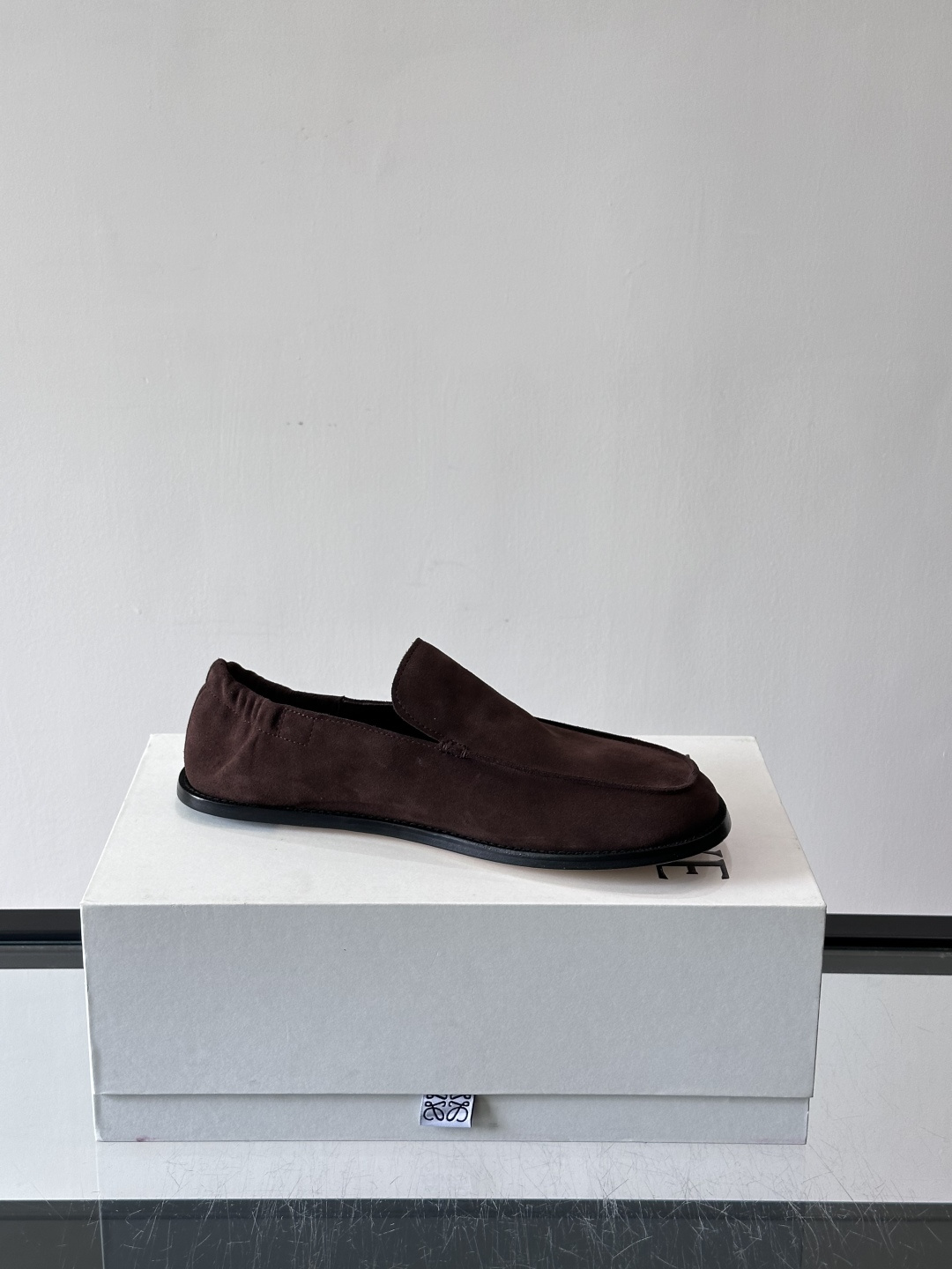 loew*男士乐福鞋👞采用简约设计，优质牛皮鞋面非常有质感，真皮鞋底防滑又舒适。无系带一脚蹬，穿脱超方便
