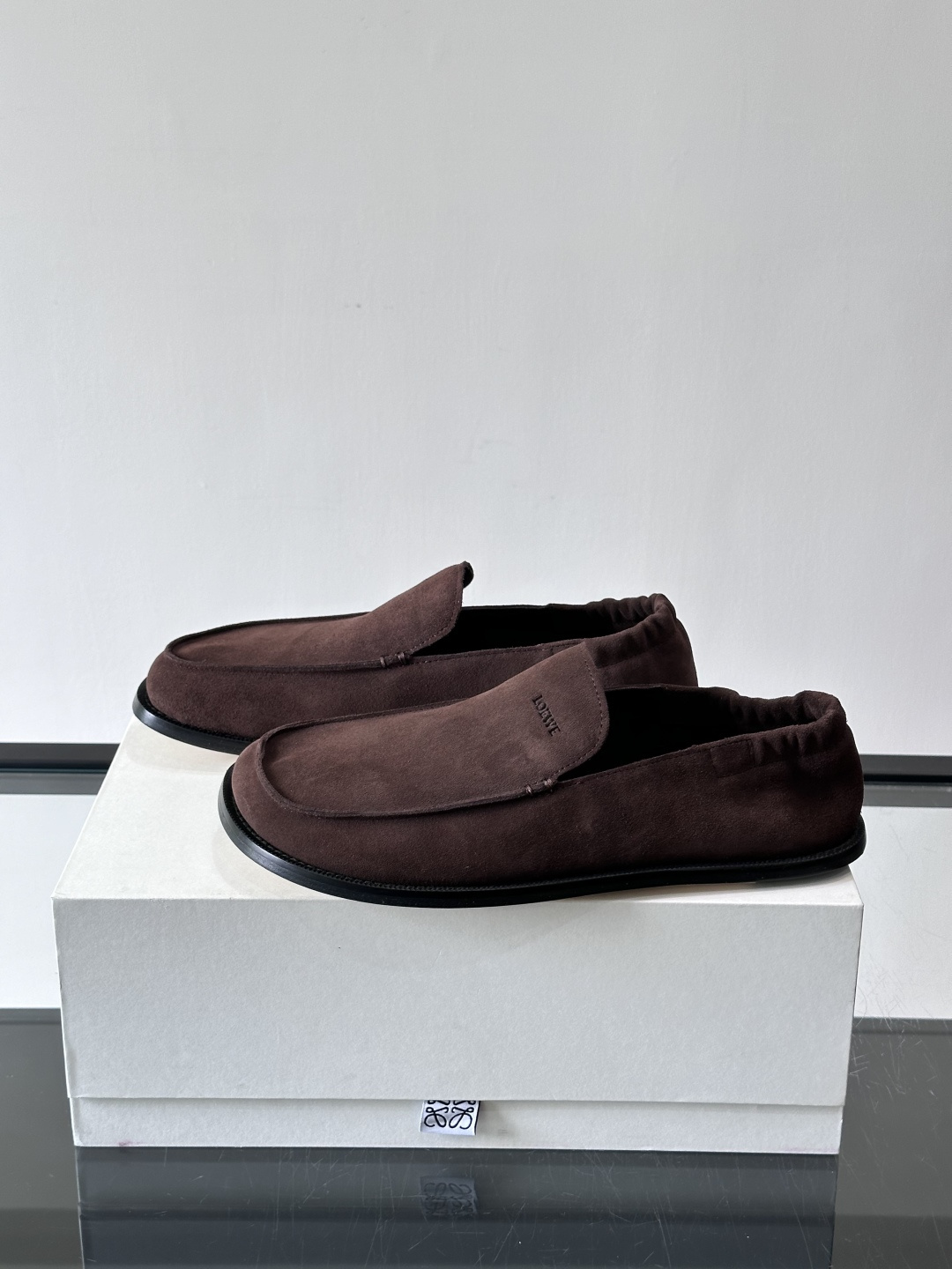loew*男士乐福鞋👞采用简约设计，优质牛皮鞋面非常有质感，真皮鞋底防滑又舒适。无系带一脚蹬，穿脱超方便