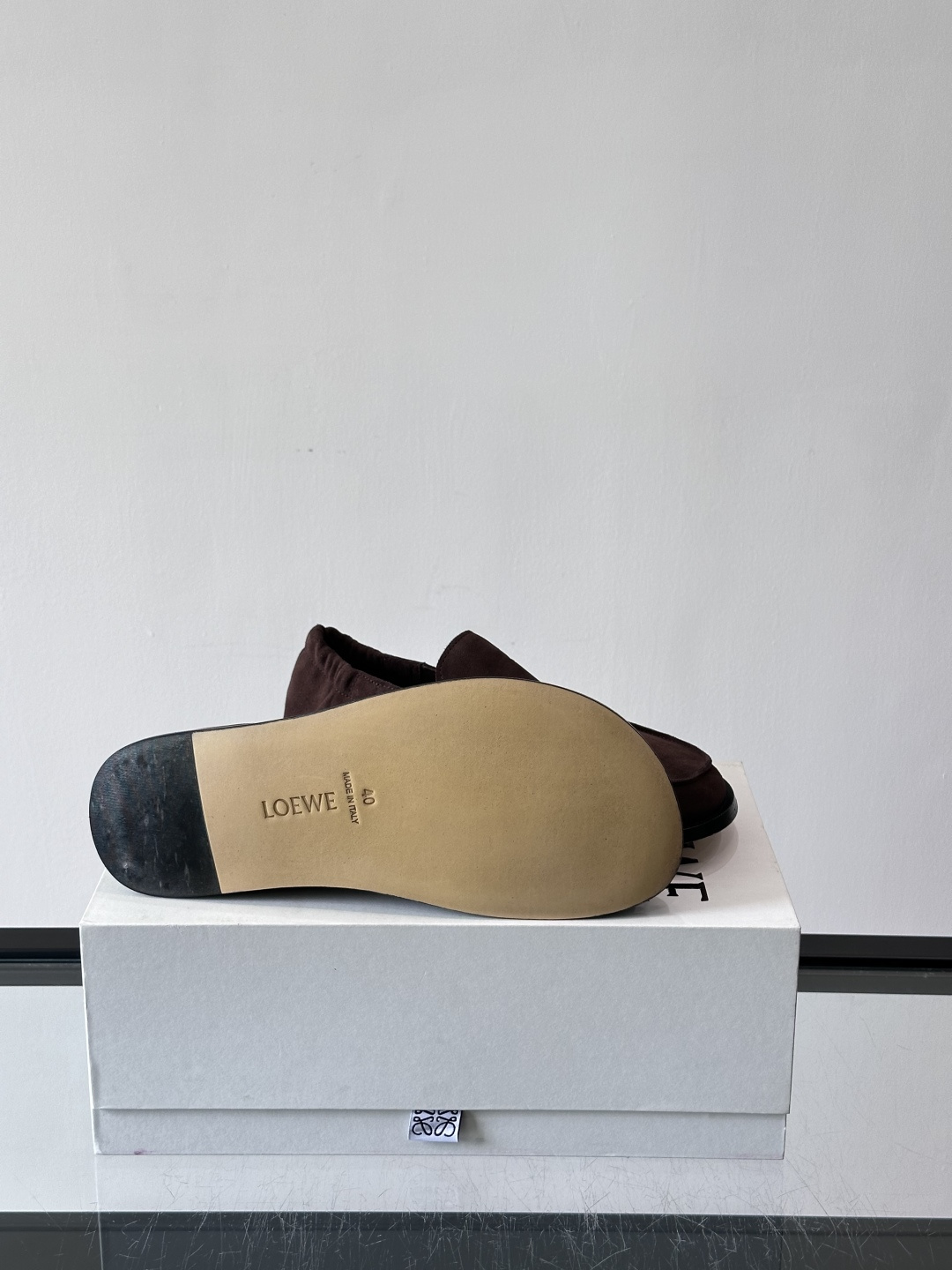 loew*男士乐福鞋👞采用简约设计，优质牛皮鞋面非常有质感，真皮鞋底防滑又舒适。无系带一脚蹬，穿脱超方便