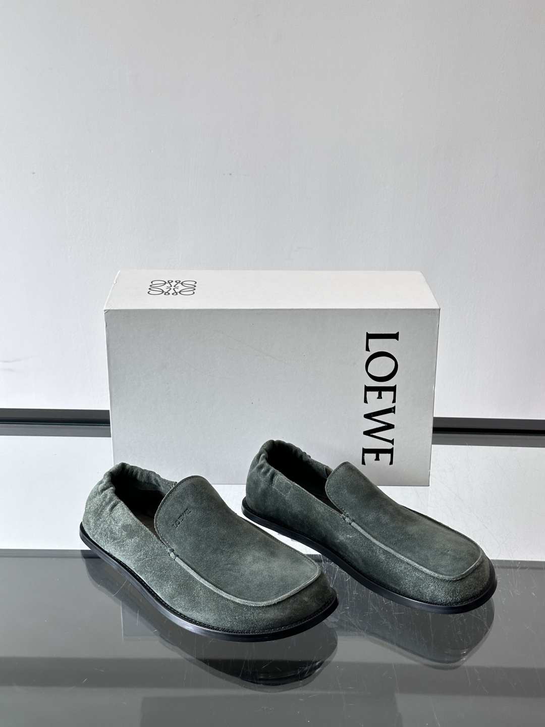 loew*男士乐福鞋👞采用简约设计，优质牛皮鞋面非常有质感，真皮鞋底防滑又舒适。无系带一脚蹬，穿脱超方便