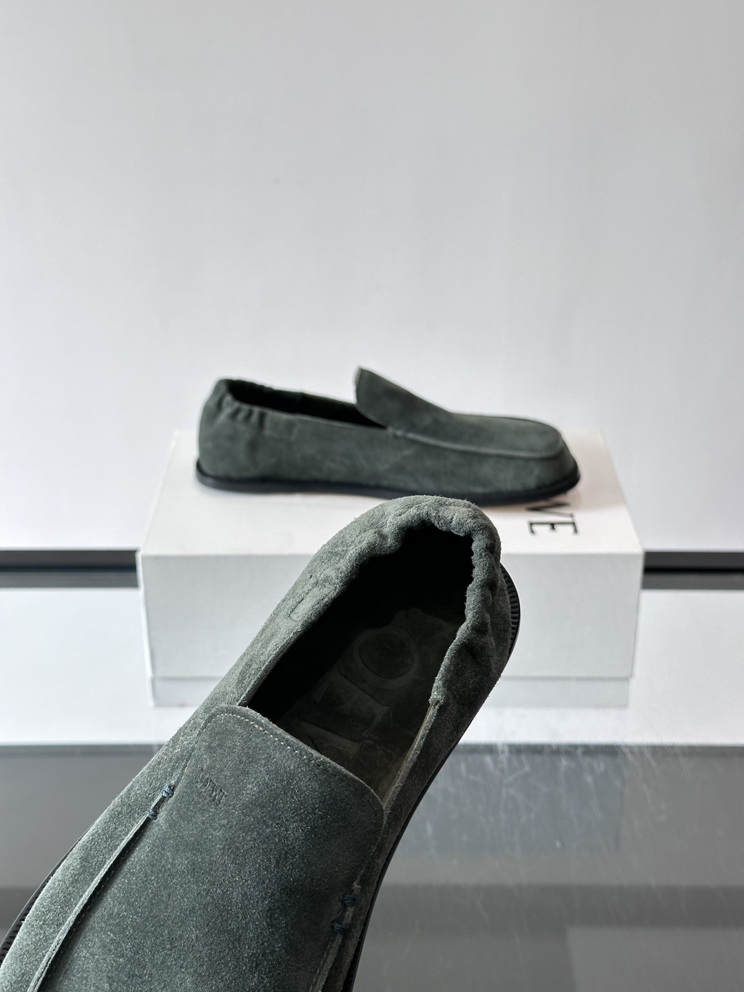loew*男士乐福鞋👞采用简约设计，优质牛皮鞋面非常有质感，真皮鞋底防滑又舒适。无系带一脚蹬，穿脱超方便
