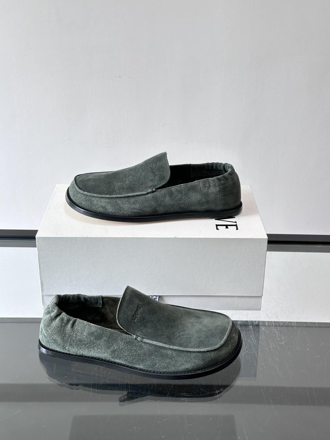 loew*男士乐福鞋👞采用简约设计，优质牛皮鞋面非常有质感，真皮鞋底防滑又舒适。无系带一脚蹬，穿脱超方便
