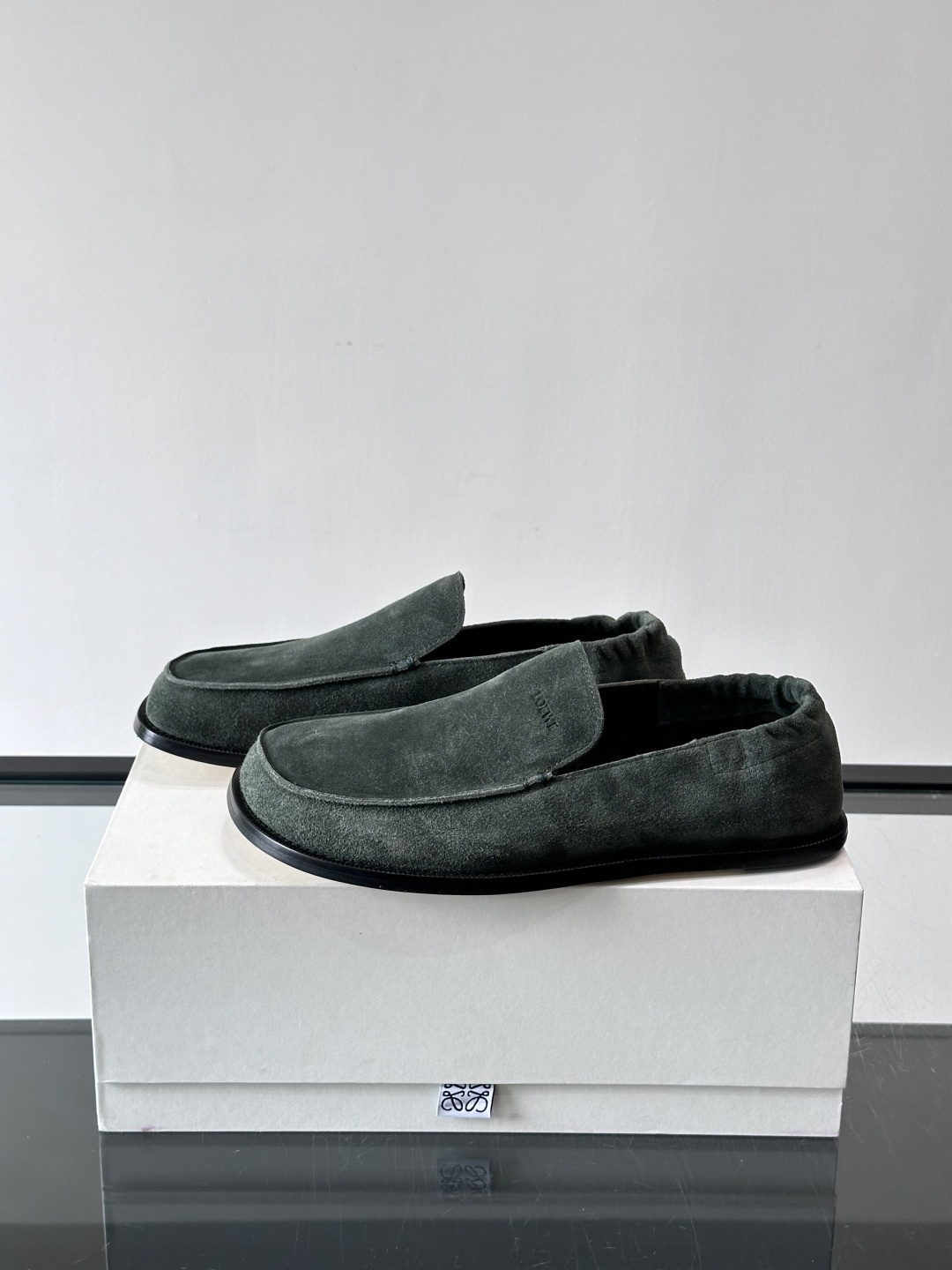 loew*男士乐福鞋👞采用简约设计，优质牛皮鞋面非常有质感，真皮鞋底防滑又舒适。无系带一脚蹬，穿脱超方便
