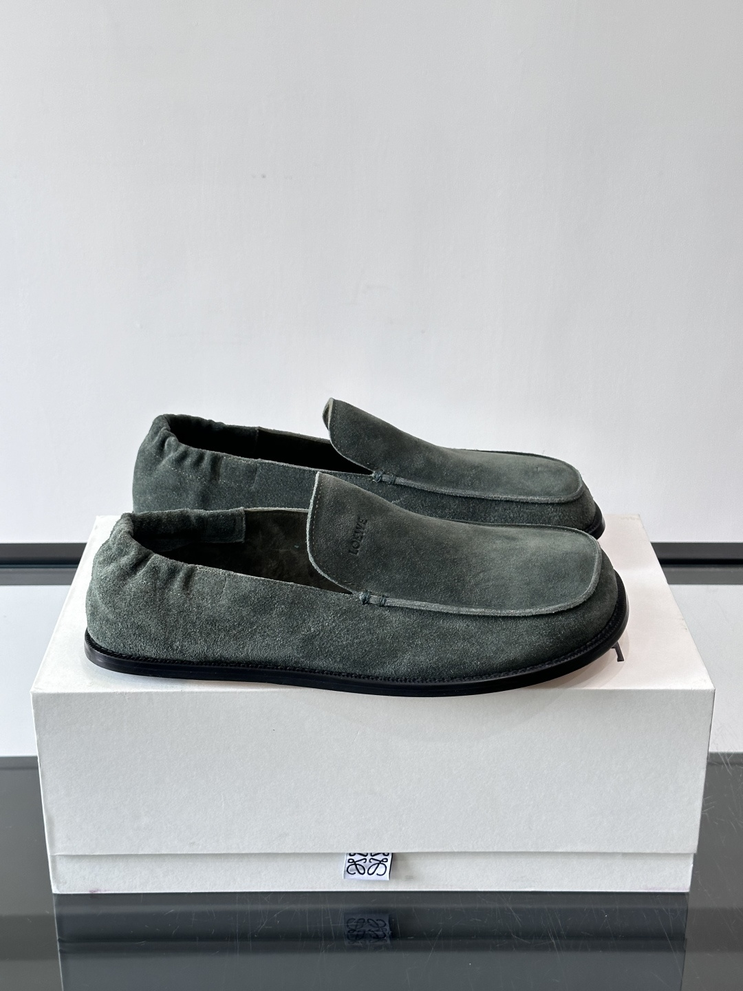 loew*男士乐福鞋👞采用简约设计，优质牛皮鞋面非常有质感，真皮鞋底防滑又舒适。无系带一脚蹬，穿脱超方便