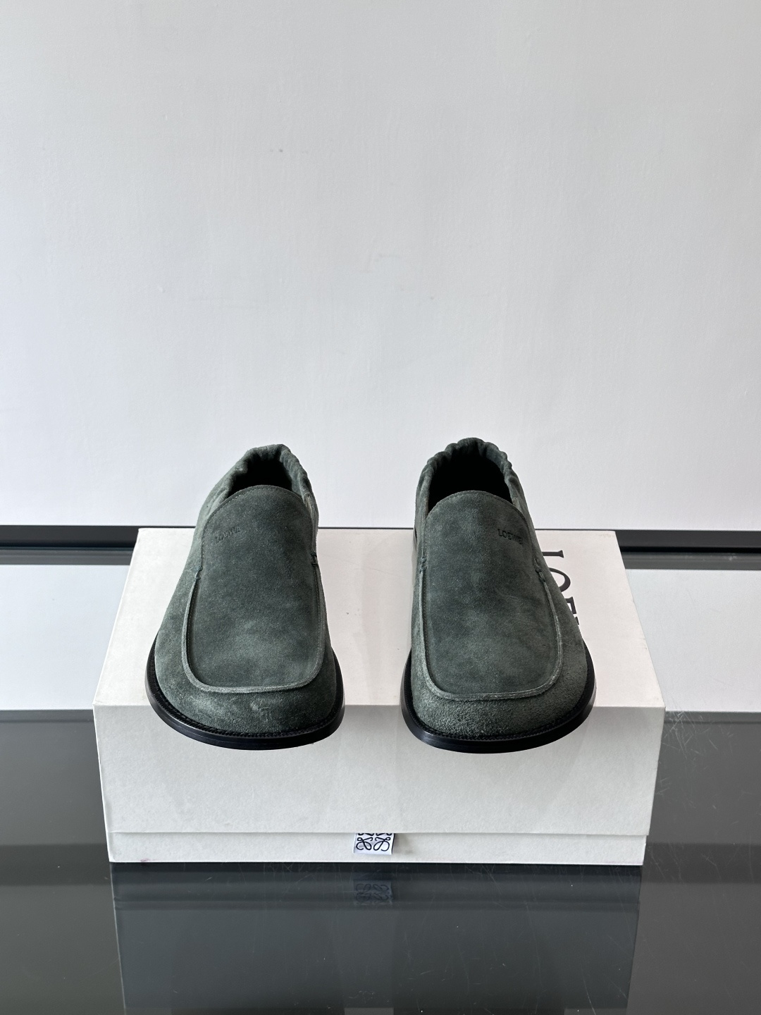 loew*男士乐福鞋👞采用简约设计，优质牛皮鞋面非常有质感，真皮鞋底防滑又舒适。无系带一脚蹬，穿脱超方便