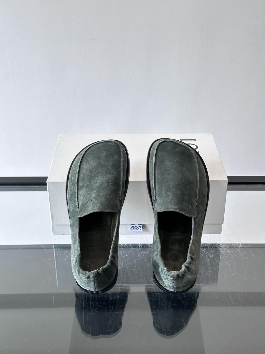 loew*男士乐福鞋👞采用简约设计，优质牛皮鞋面非常有质感，真皮鞋底防滑又舒适。无系带一脚蹬，穿脱超方便