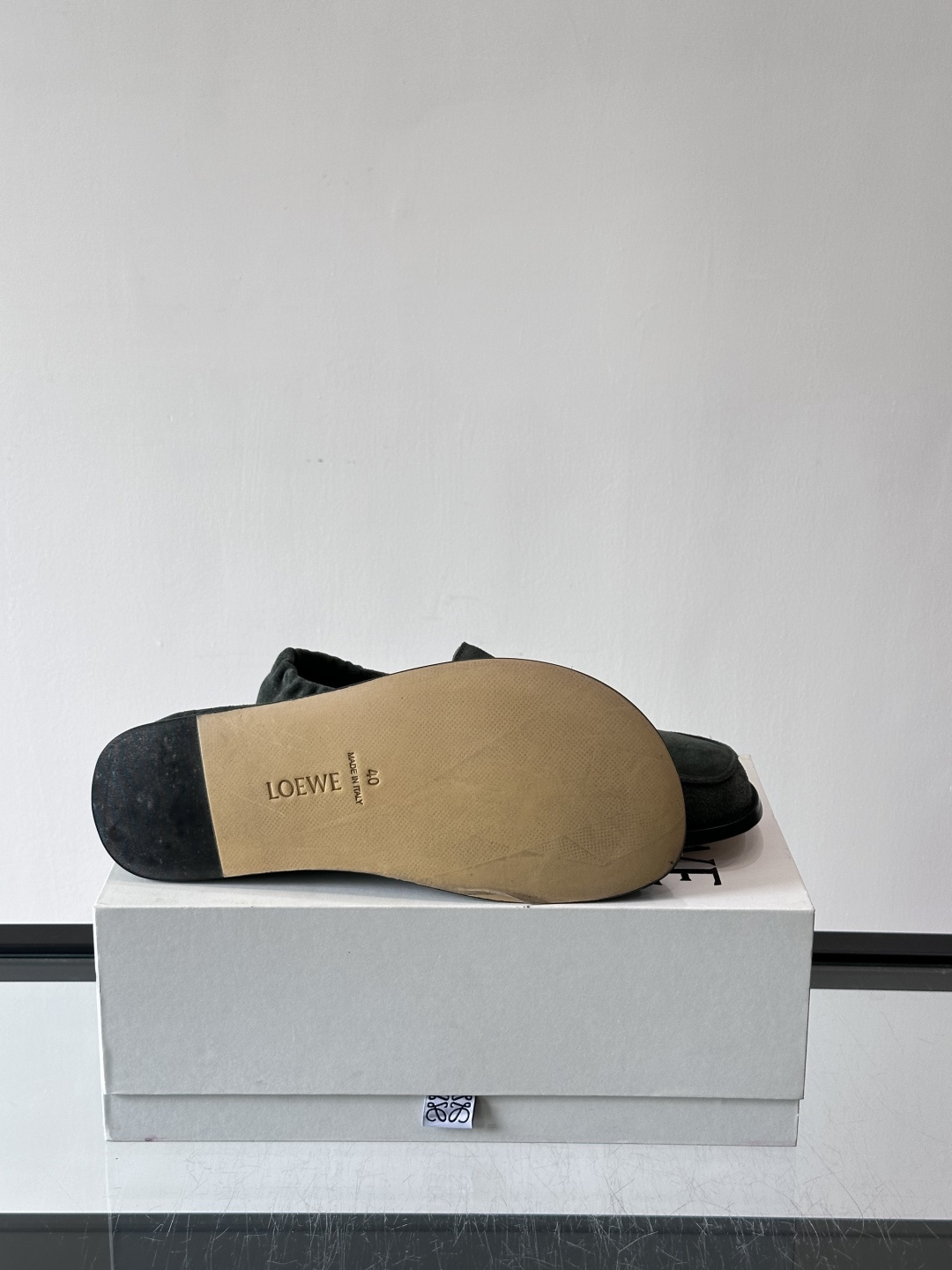 loew*男士乐福鞋👞采用简约设计，优质牛皮鞋面非常有质感，真皮鞋底防滑又舒适。无系带一脚蹬，穿脱超方便