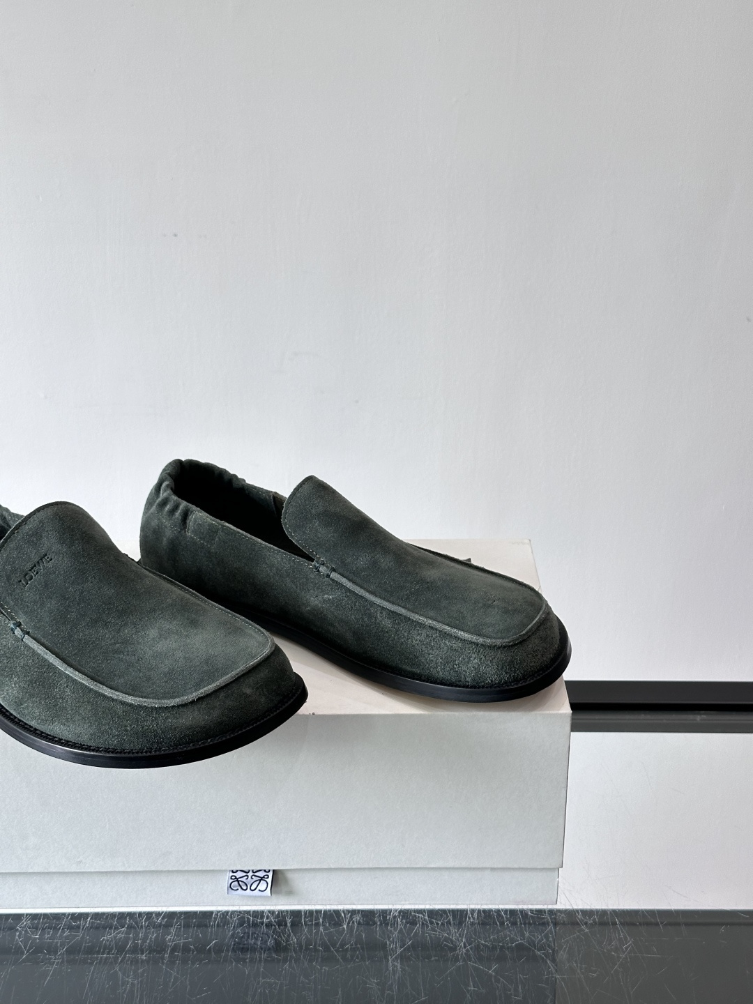 loew*男士乐福鞋👞采用简约设计，优质牛皮鞋面非常有质感，真皮鞋底防滑又舒适。无系带一脚蹬，穿脱超方便