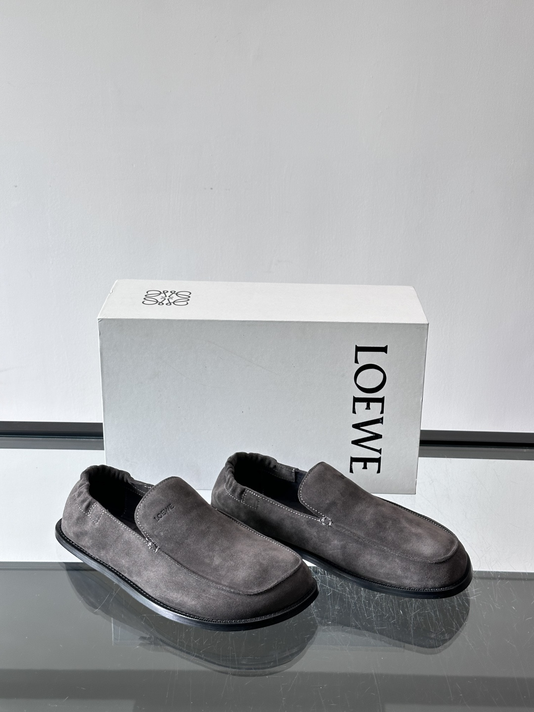 loew*男士乐福鞋👞采用简约设计，优质牛皮鞋面非常有质感，真皮鞋底防滑又舒适。无系带一脚蹬，穿脱超方便