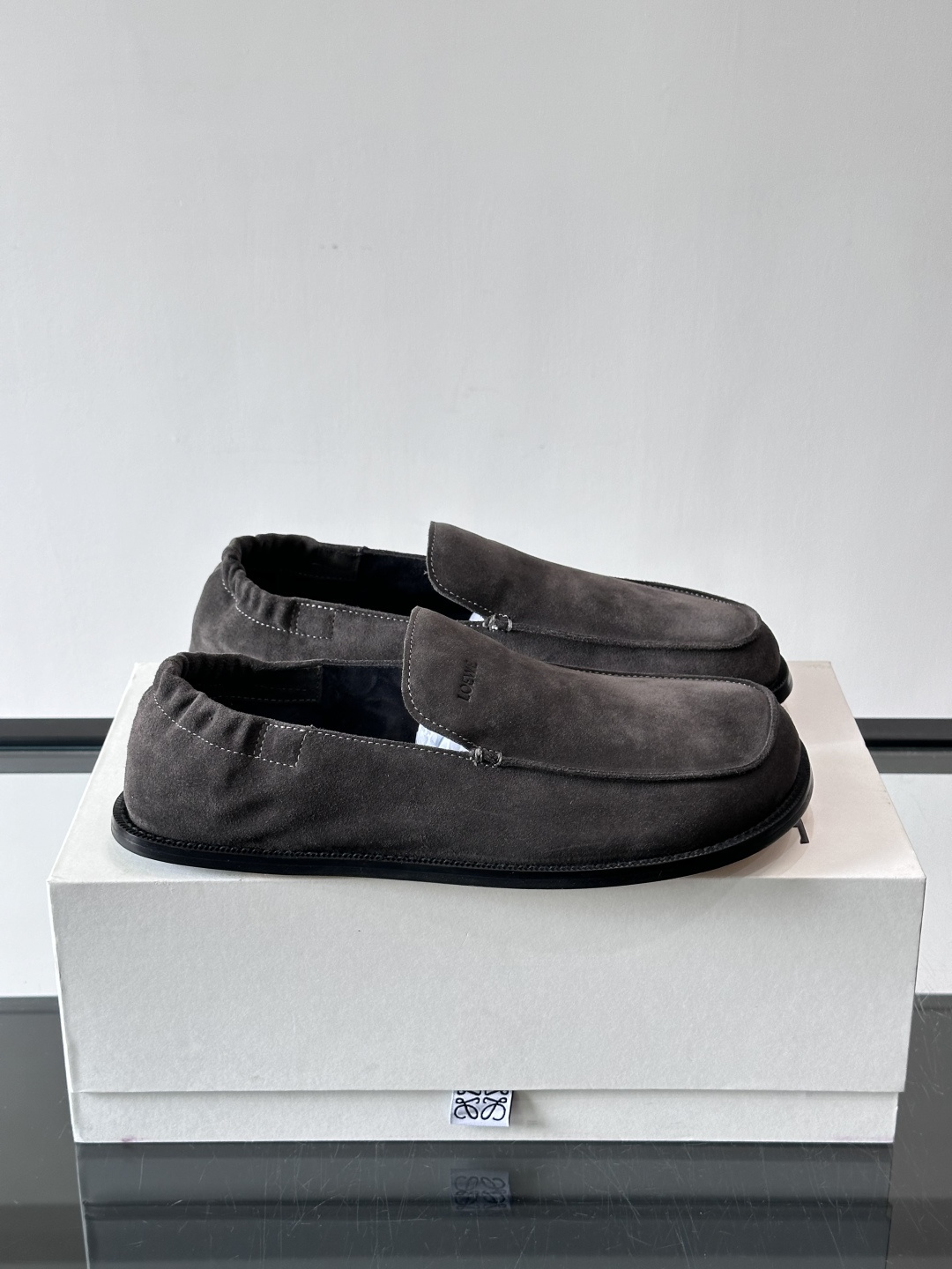 loew*男士乐福鞋👞采用简约设计，优质牛皮鞋面非常有质感，真皮鞋底防滑又舒适。无系带一脚蹬，穿脱超方便
