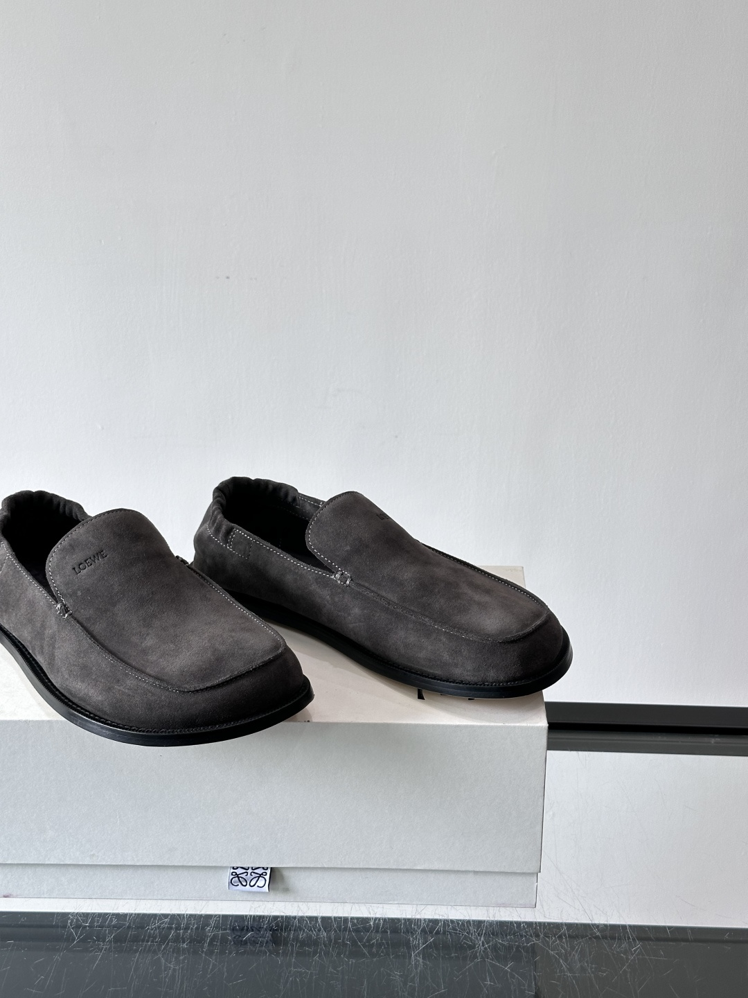 loew*男士乐福鞋👞采用简约设计，优质牛皮鞋面非常有质感，真皮鞋底防滑又舒适。无系带一脚蹬，穿脱超方便