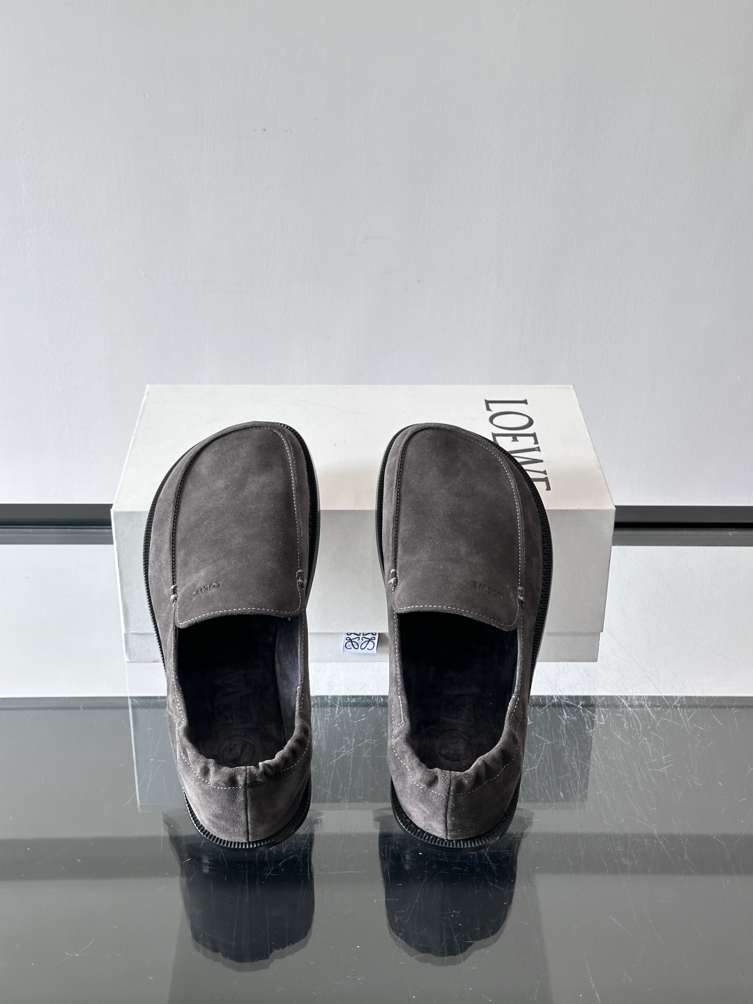 loew*男士乐福鞋👞采用简约设计，优质牛皮鞋面非常有质感，真皮鞋底防滑又舒适。无系带一脚蹬，穿脱超方便