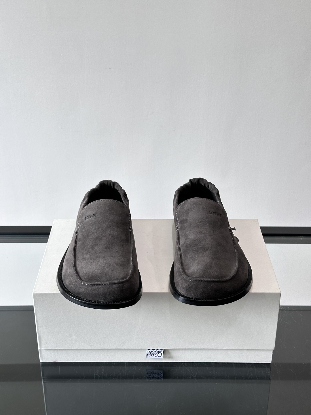 loew*男士乐福鞋👞采用简约设计，优质牛皮鞋面非常有质感，真皮鞋底防滑又舒适。无系带一脚蹬，穿脱超方便