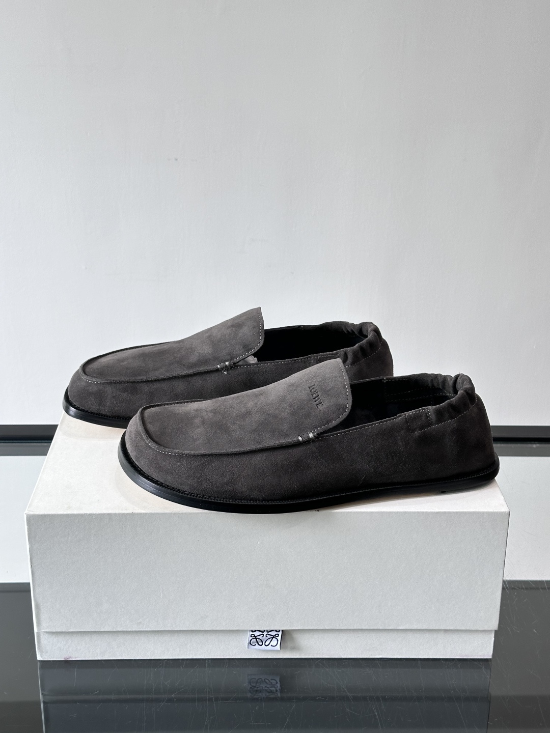 loew*男士乐福鞋👞采用简约设计，优质牛皮鞋面非常有质感，真皮鞋底防滑又舒适。无系带一脚蹬，穿脱超方便