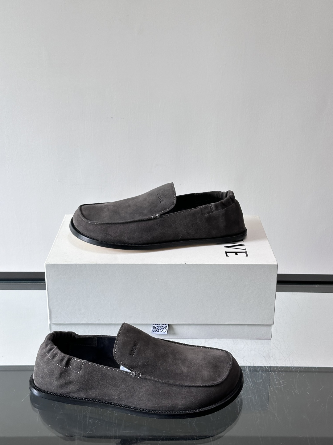 loew*男士乐福鞋👞采用简约设计，优质牛皮鞋面非常有质感，真皮鞋底防滑又舒适。无系带一脚蹬，穿脱超方便