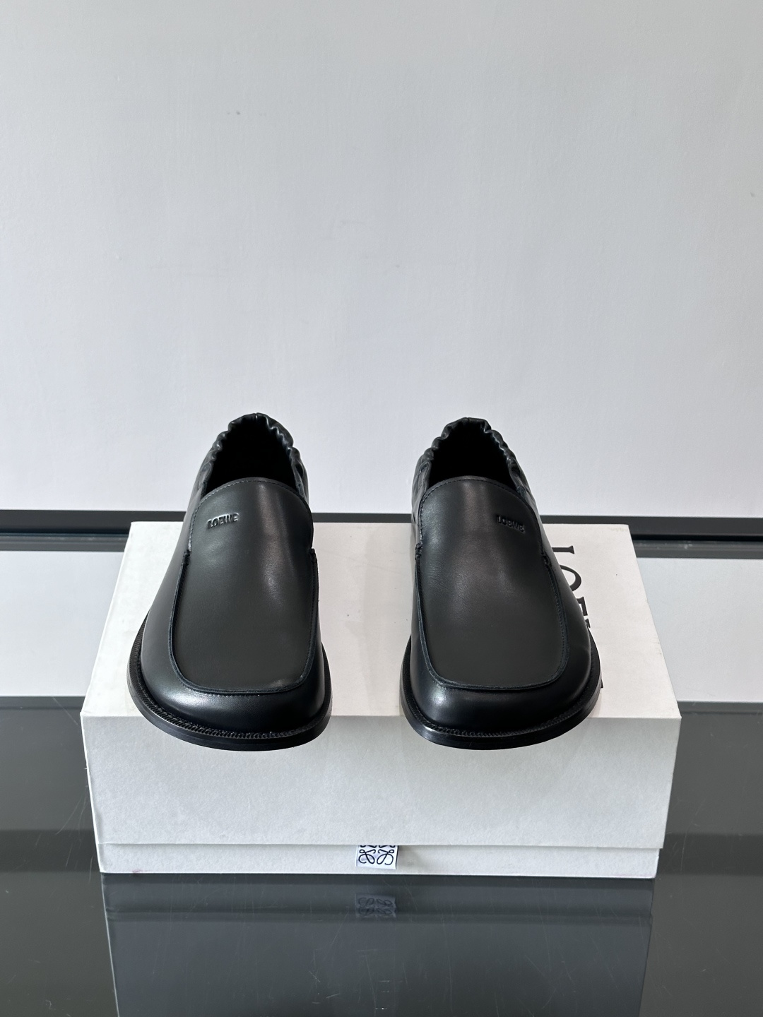 loew*男士乐福鞋👞采用简约设计，优质牛皮鞋面非常有质感，真皮鞋底防滑又舒适。无系带一脚蹬，穿脱超方便
