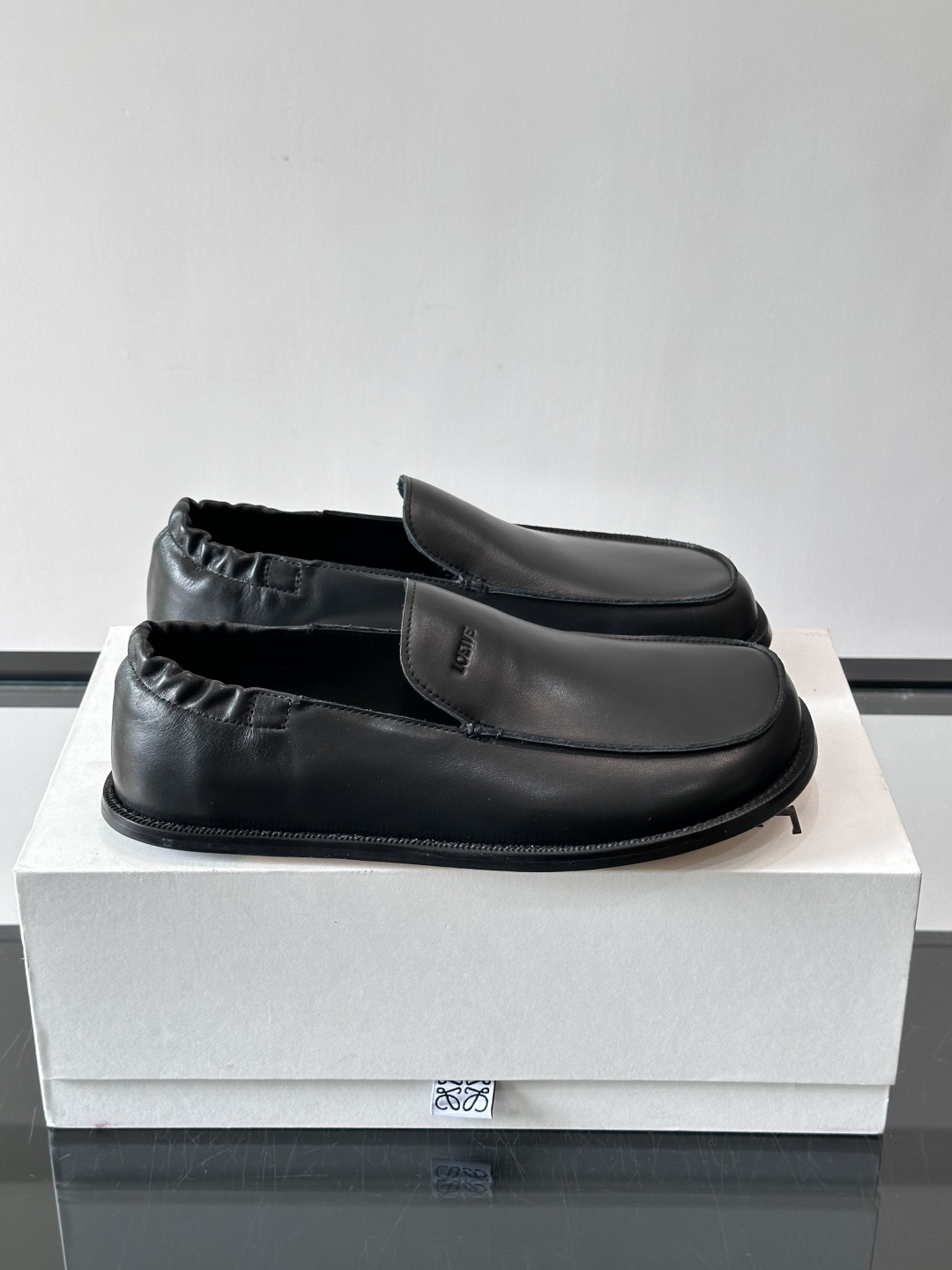 loew*男士乐福鞋👞采用简约设计，优质牛皮鞋面非常有质感，真皮鞋底防滑又舒适。无系带一脚蹬，穿脱超方便