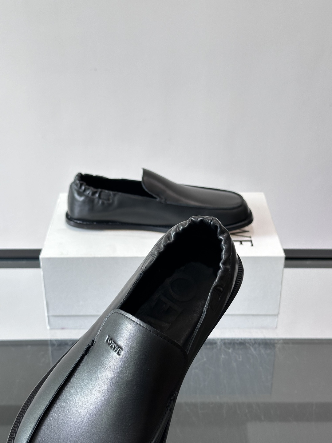 loew*男士乐福鞋👞采用简约设计，优质牛皮鞋面非常有质感，真皮鞋底防滑又舒适。无系带一脚蹬，穿脱超方便