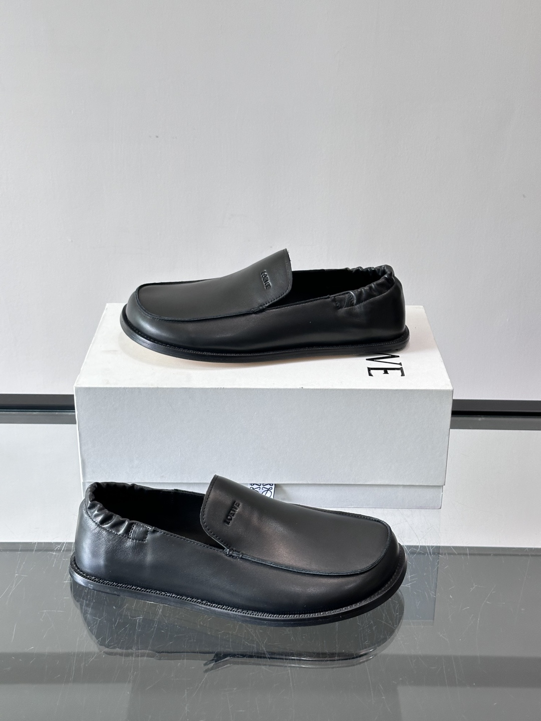 loew*男士乐福鞋👞采用简约设计，优质牛皮鞋面非常有质感，真皮鞋底防滑又舒适。无系带一脚蹬，穿脱超方便