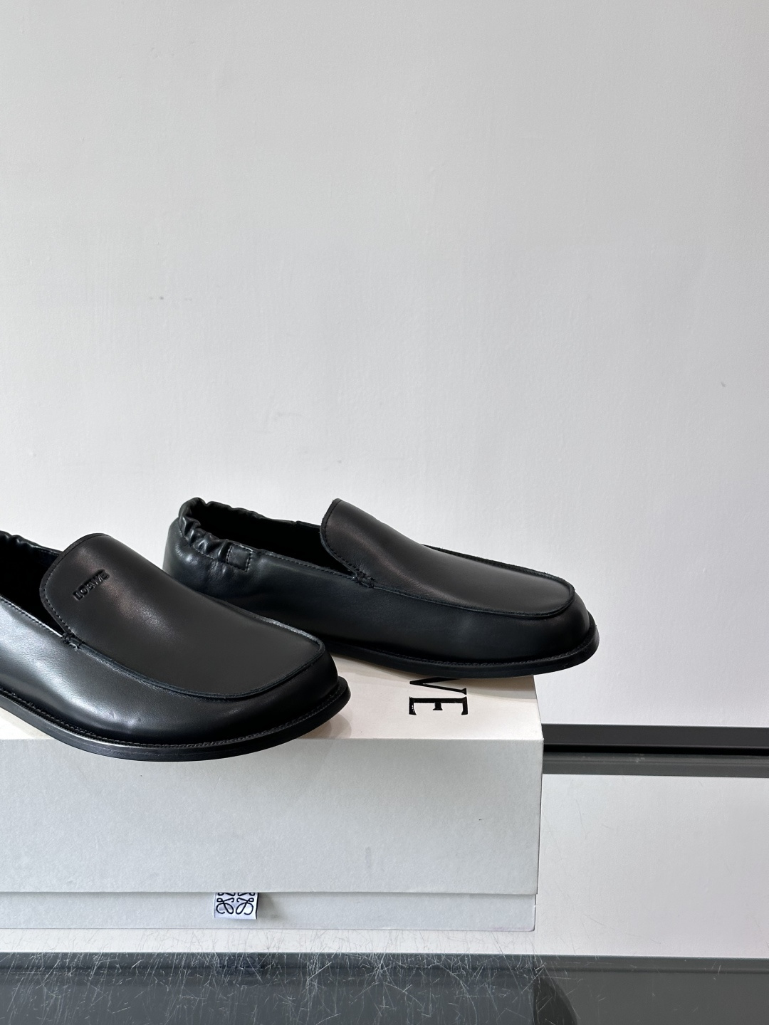 loew*男士乐福鞋👞采用简约设计，优质牛皮鞋面非常有质感，真皮鞋底防滑又舒适。无系带一脚蹬，穿脱超方便