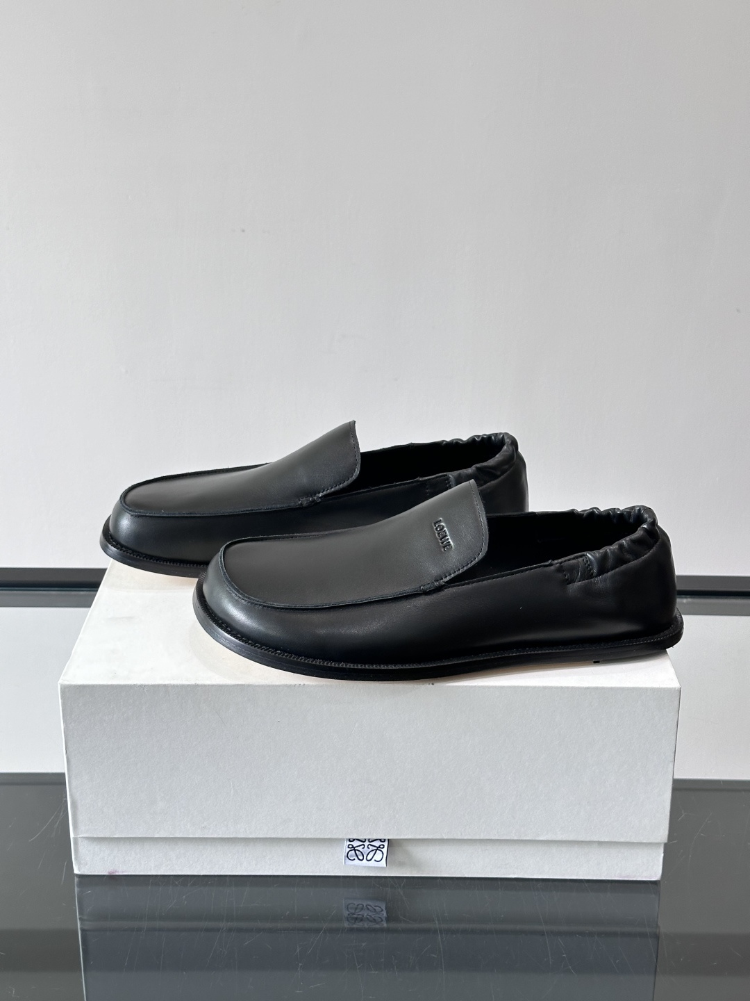 loew*男士乐福鞋👞采用简约设计，优质牛皮鞋面非常有质感，真皮鞋底防滑又舒适。无系带一脚蹬，穿脱超方便