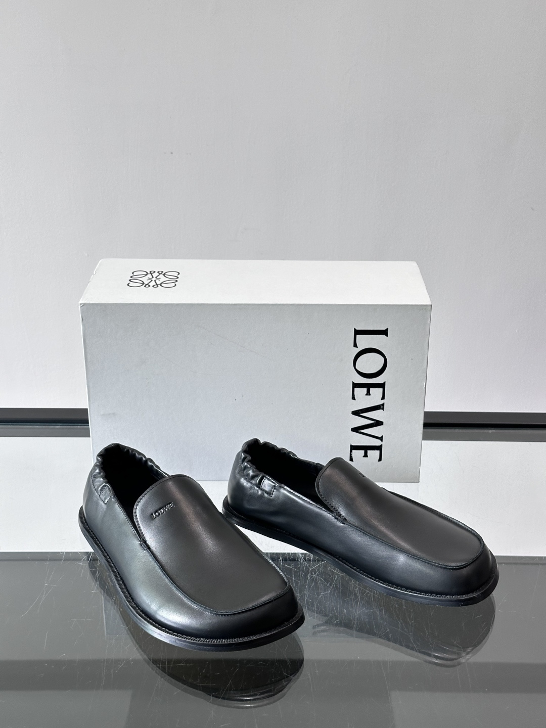 loew*男士乐福鞋👞采用简约设计，优质牛皮鞋面非常有质感，真皮鞋底防滑又舒适。无系带一脚蹬，穿脱超方便