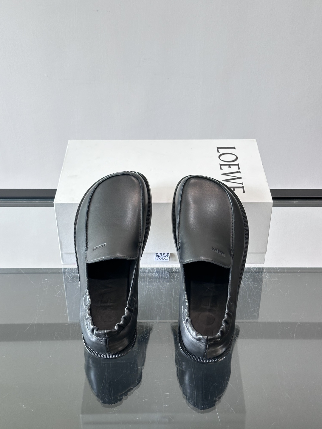 loew*男士乐福鞋👞采用简约设计，优质牛皮鞋面非常有质感，真皮鞋底防滑又舒适。无系带一脚蹬，穿脱超方便