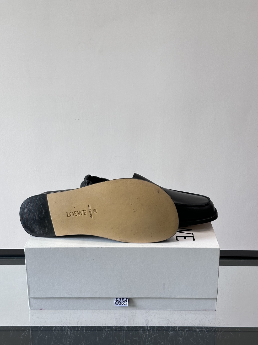 loew*男士乐福鞋👞采用简约设计，优质牛皮鞋面非常有质感，真皮鞋底防滑又舒适。无系带一脚蹬，穿脱超方便
