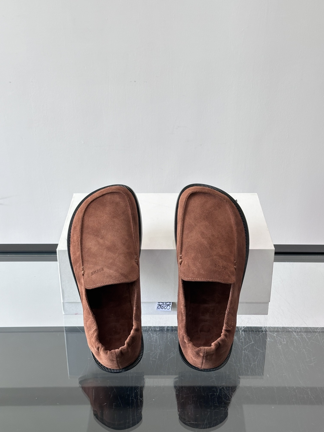 loew*男士乐福鞋👞采用简约设计，优质牛皮鞋面非常有质感，真皮鞋底防滑又舒适。无系带一脚蹬，穿脱超方便
