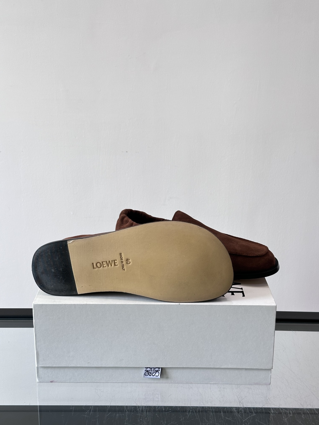 loew*男士乐福鞋👞采用简约设计，优质牛皮鞋面非常有质感，真皮鞋底防滑又舒适。无系带一脚蹬，穿脱超方便