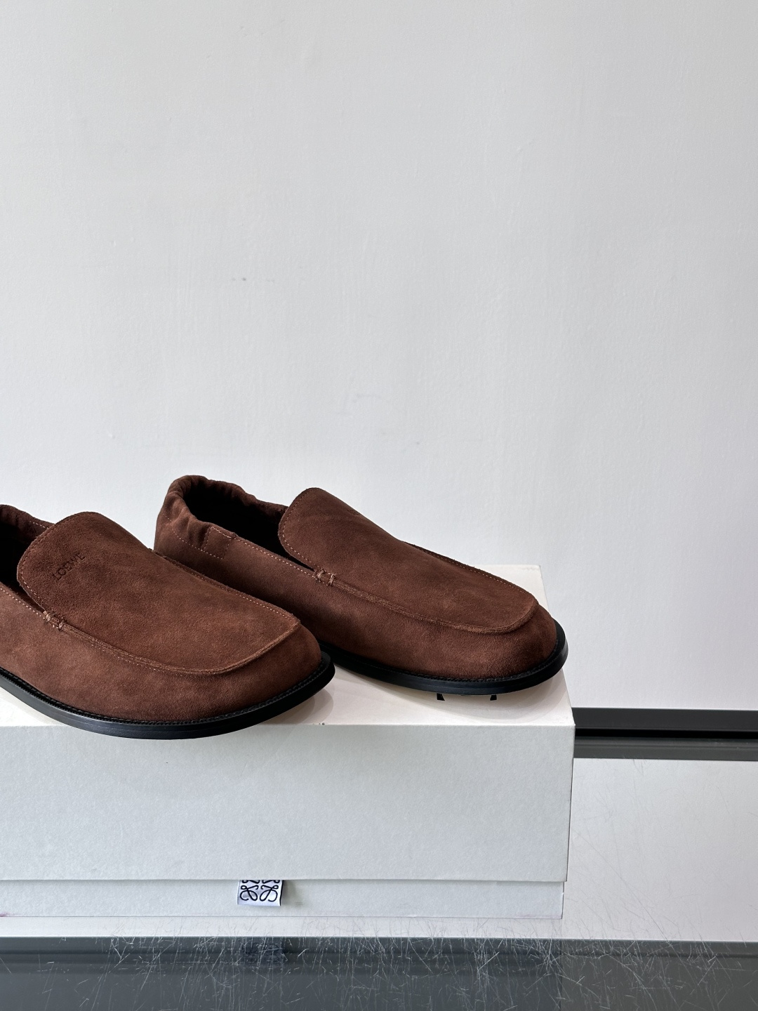loew*男士乐福鞋👞采用简约设计，优质牛皮鞋面非常有质感，真皮鞋底防滑又舒适。无系带一脚蹬，穿脱超方便