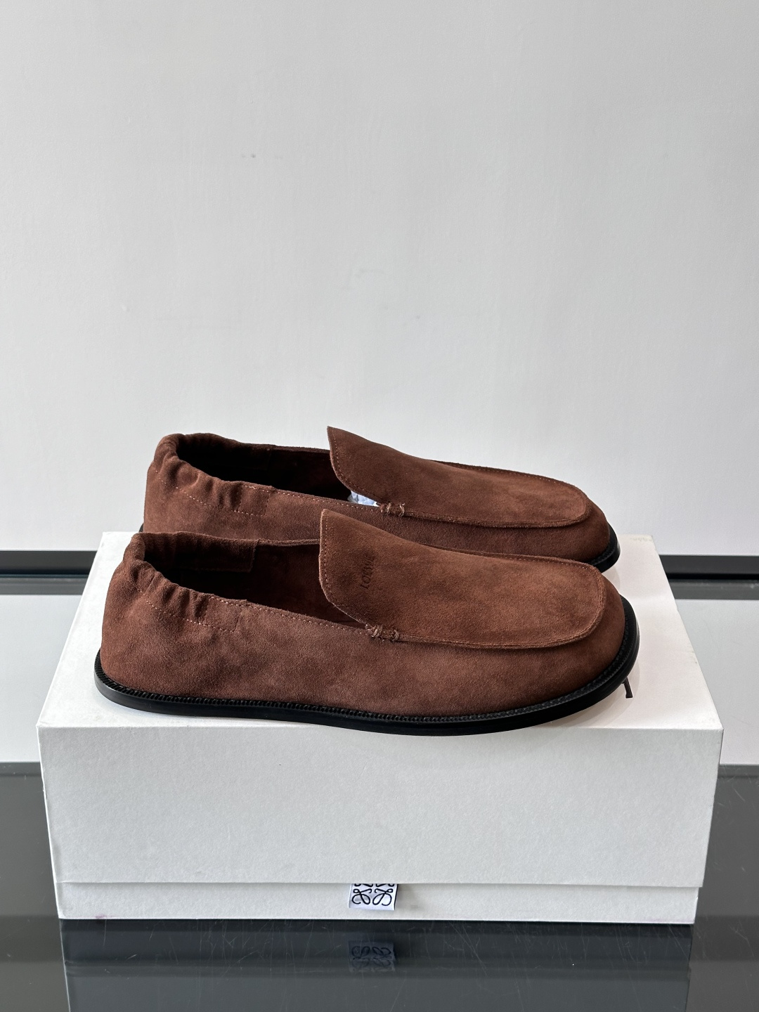loew*男士乐福鞋👞采用简约设计，优质牛皮鞋面非常有质感，真皮鞋底防滑又舒适。无系带一脚蹬，穿脱超方便