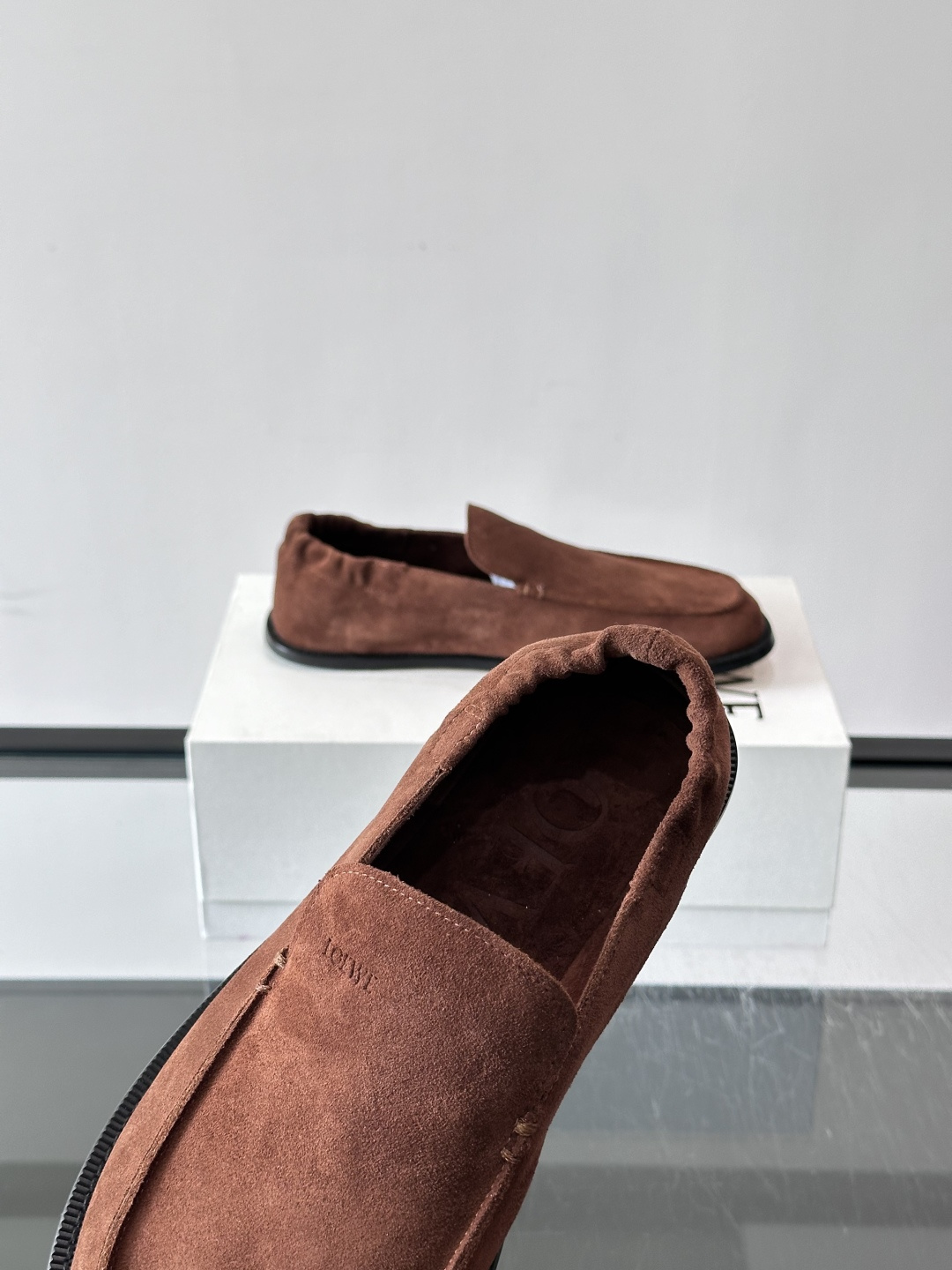 loew*男士乐福鞋👞采用简约设计，优质牛皮鞋面非常有质感，真皮鞋底防滑又舒适。无系带一脚蹬，穿脱超方便