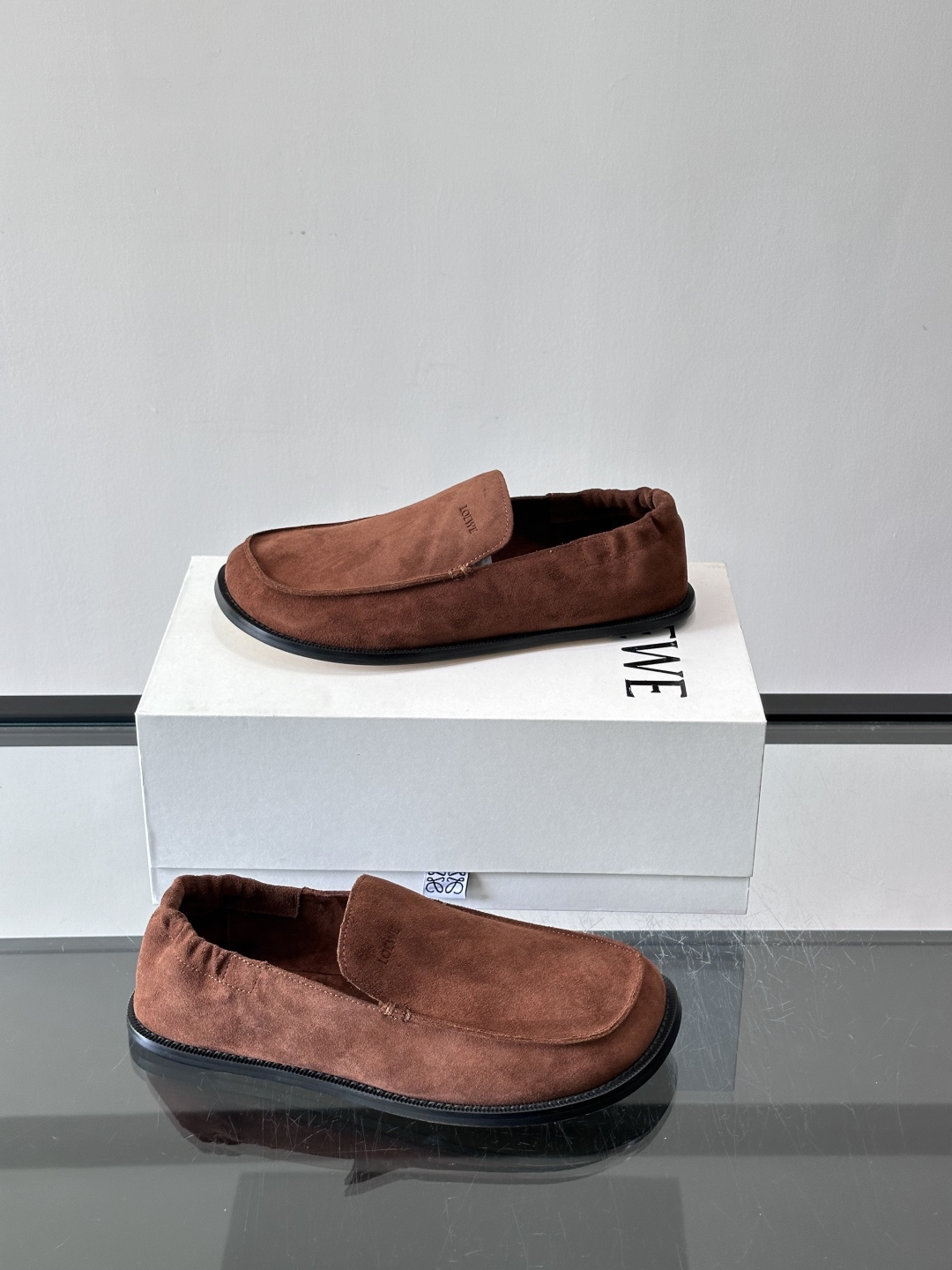 loew*男士乐福鞋👞采用简约设计，优质牛皮鞋面非常有质感，真皮鞋底防滑又舒适。无系带一脚蹬，穿脱超方便