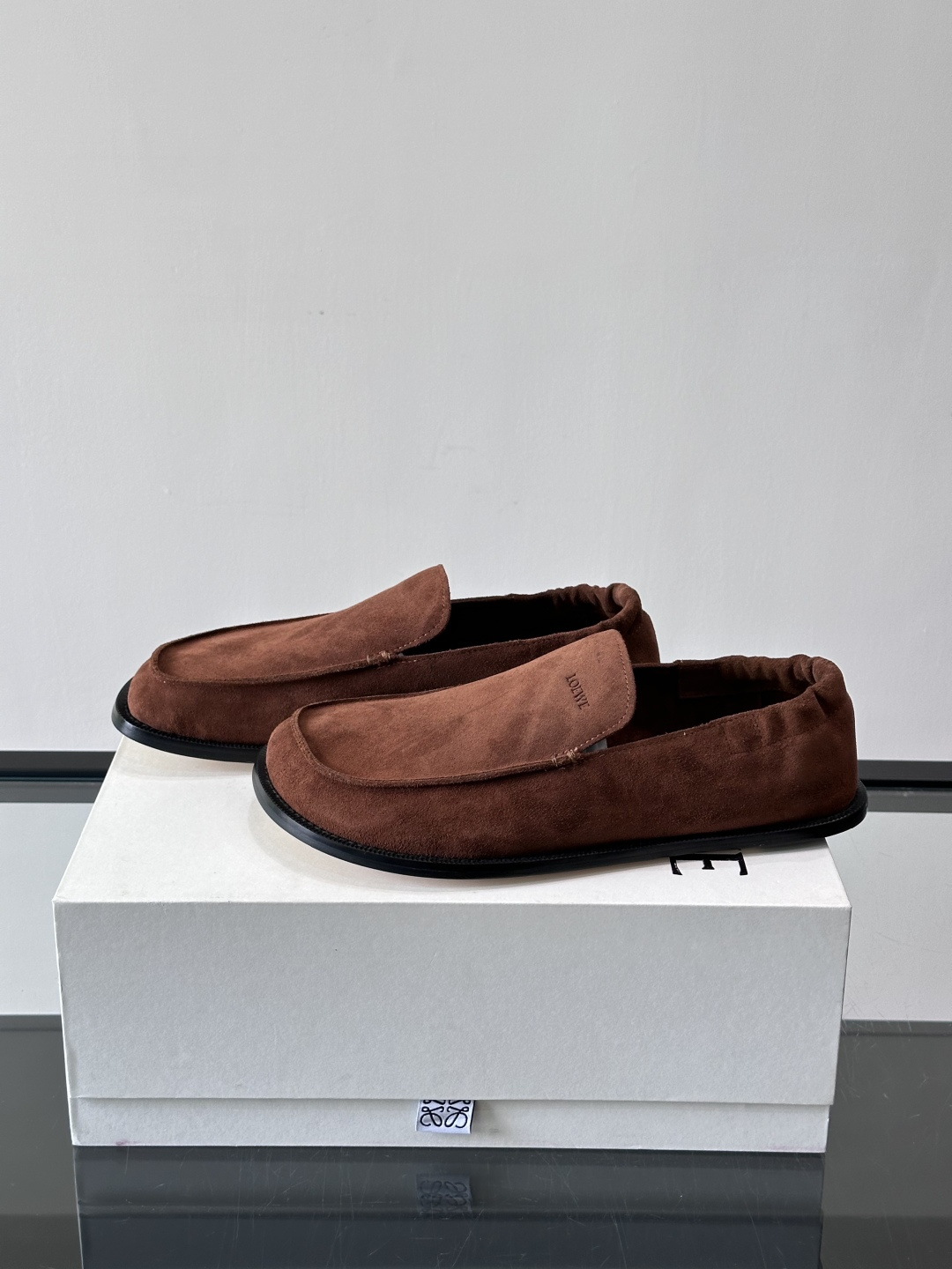 loew*男士乐福鞋👞采用简约设计，优质牛皮鞋面非常有质感，真皮鞋底防滑又舒适。无系带一脚蹬，穿脱超方便