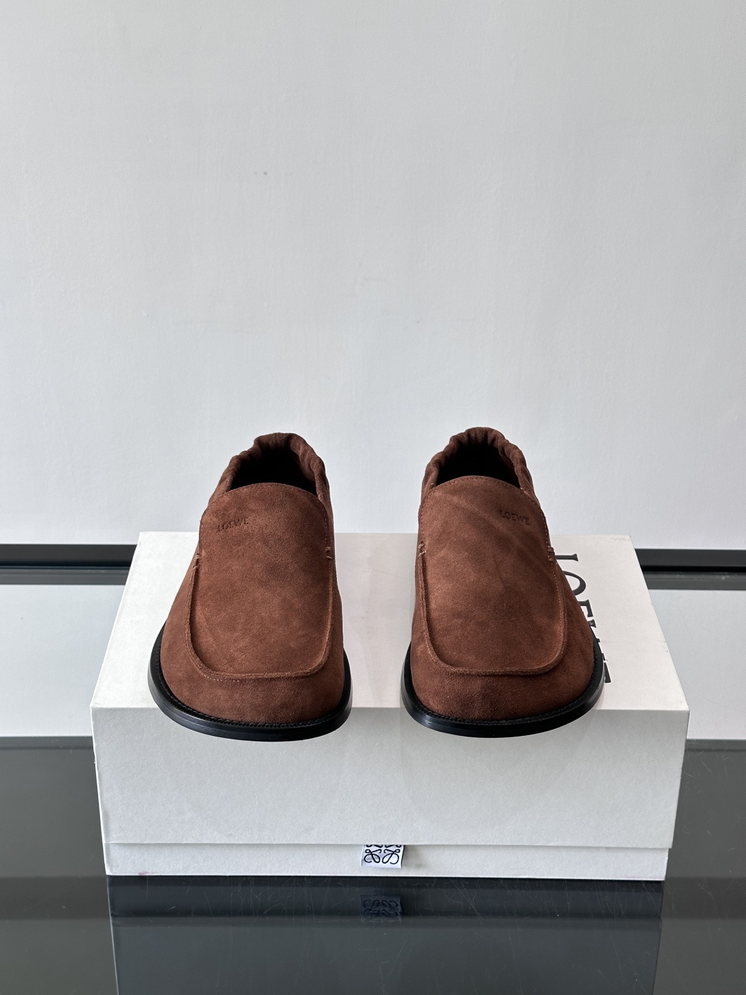 loew*男士乐福鞋👞采用简约设计，优质牛皮鞋面非常有质感，真皮鞋底防滑又舒适。无系带一脚蹬，穿脱超方便