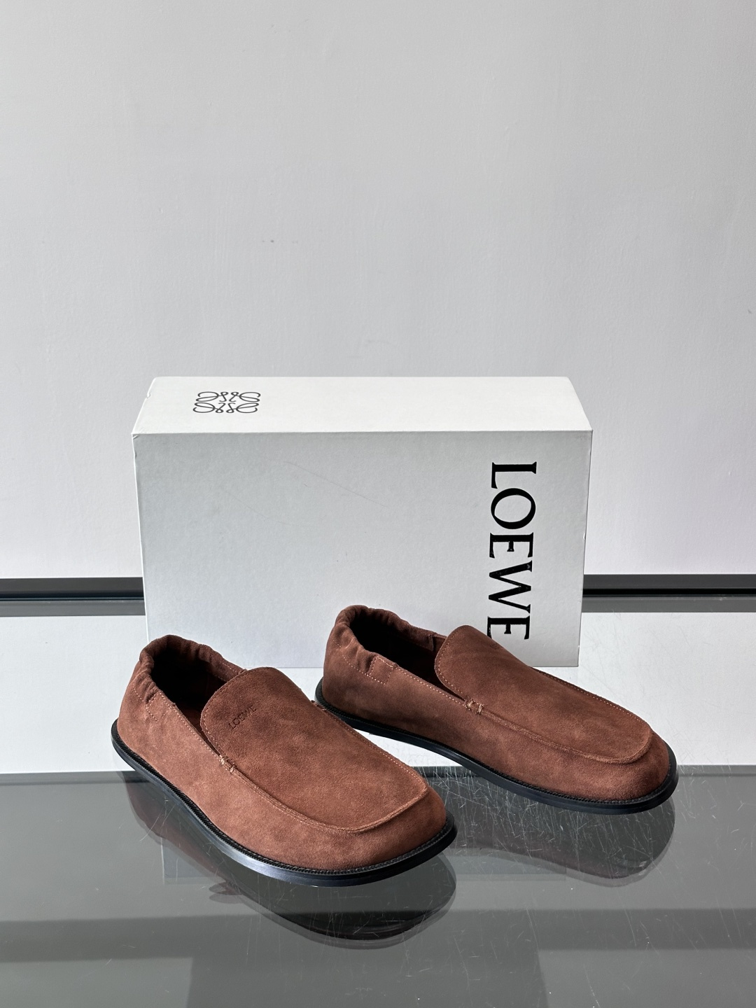 loew*男士乐福鞋👞采用简约设计，优质牛皮鞋面非常有质感，真皮鞋底防滑又舒适。无系带一脚蹬，穿脱超方便