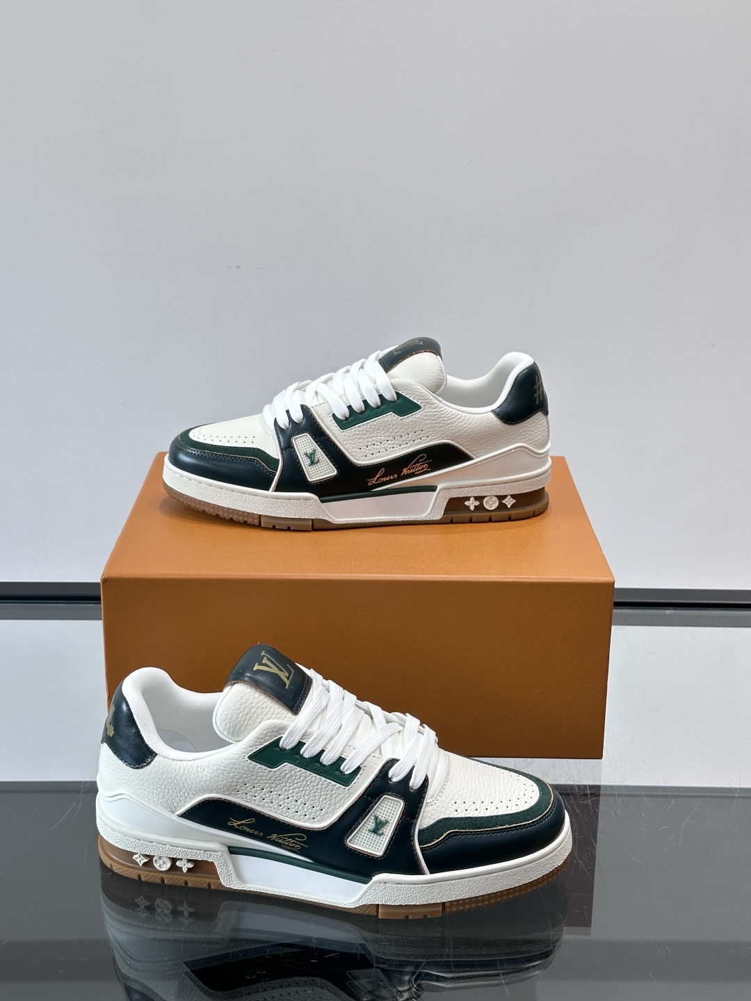 驴家 新配色 trainer运动鞋，本款 LV Trainer 运动鞋取材柔软粒面小牛皮，呈现纯净色调，