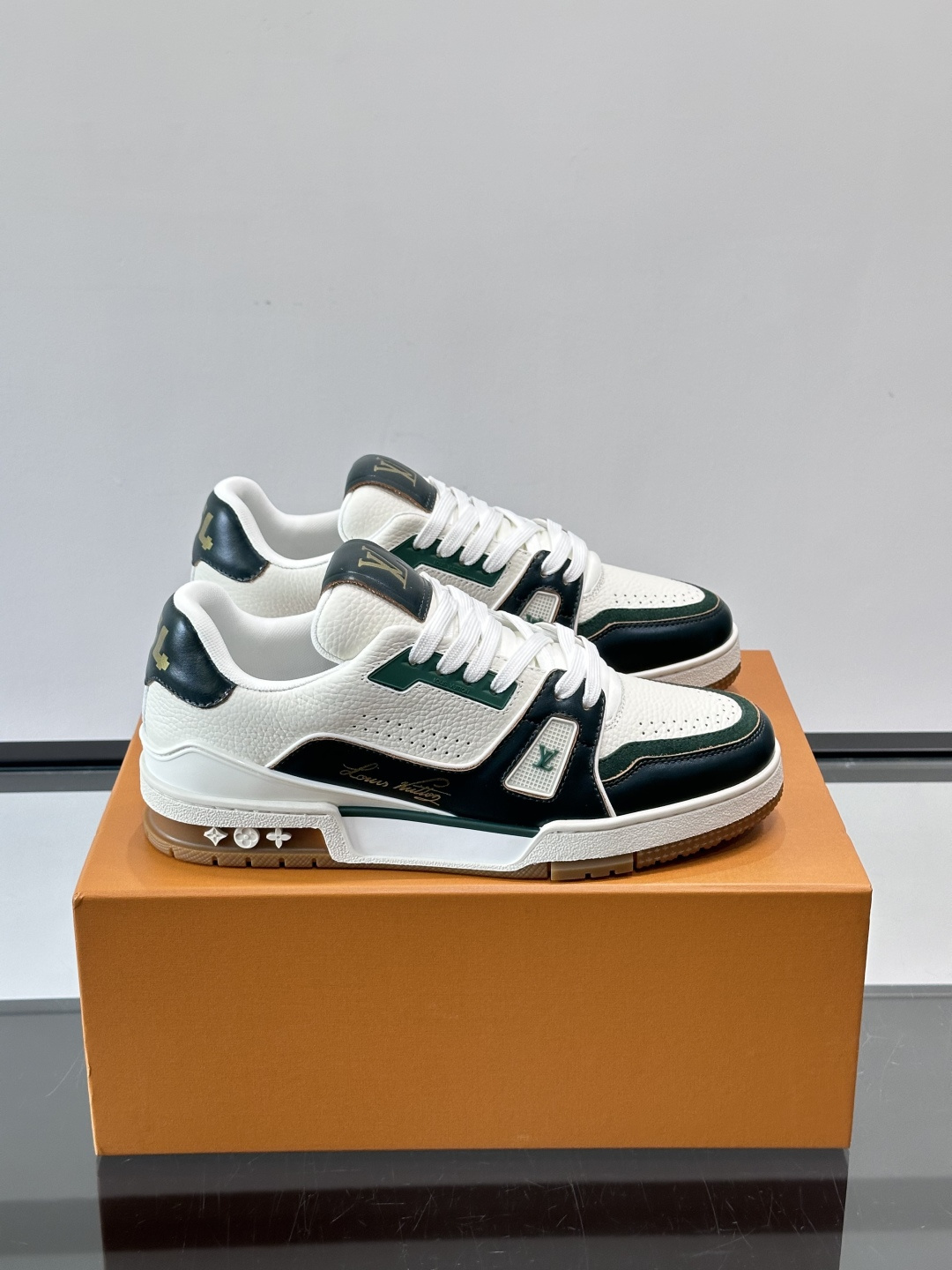 驴家 新配色 trainer运动鞋，本款 LV Trainer 运动鞋取材柔软粒面小牛皮，呈现纯净色调，