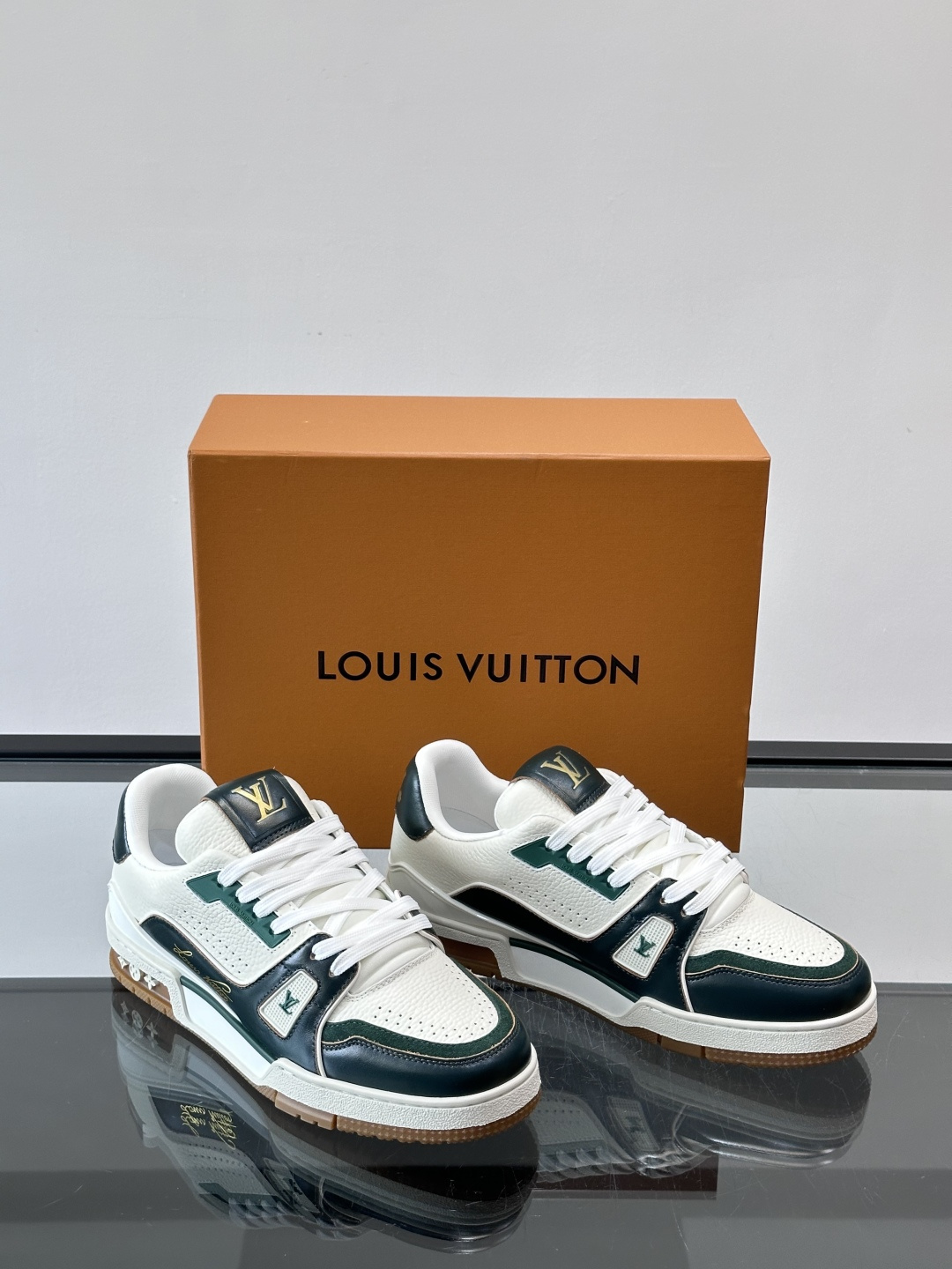 驴家 新配色 trainer运动鞋，本款 LV Trainer 运动鞋取材柔软粒面小牛皮，呈现纯净色调，