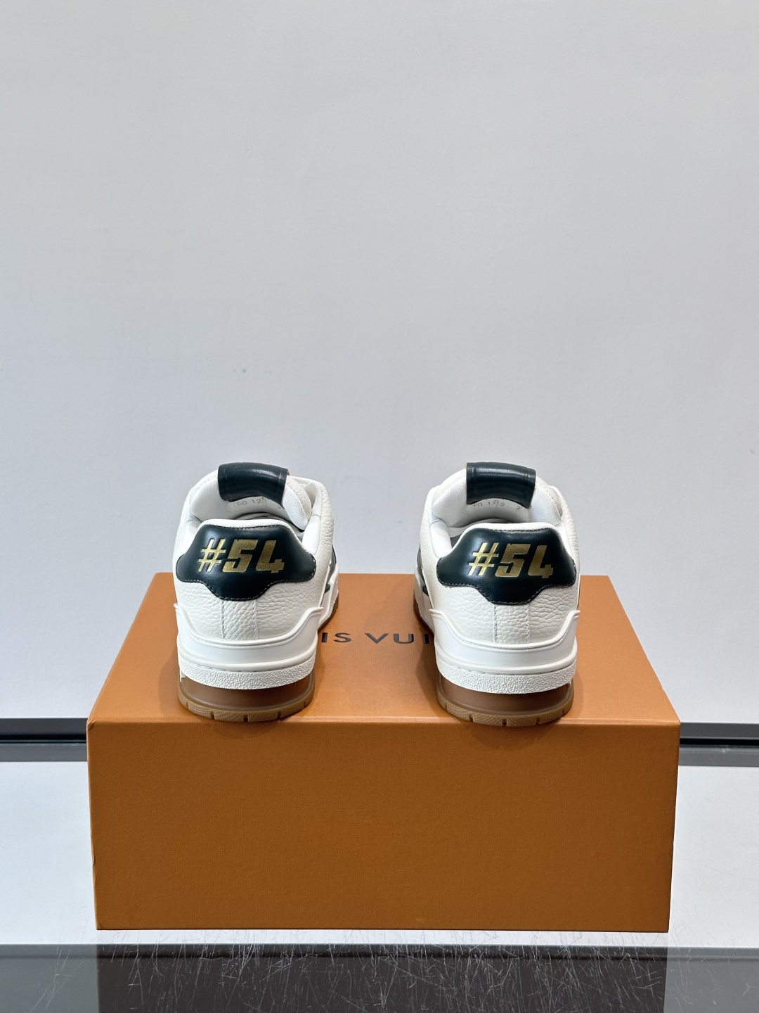 驴家 新配色 trainer运动鞋，本款 LV Trainer 运动鞋取材柔软粒面小牛皮，呈现纯净色调，