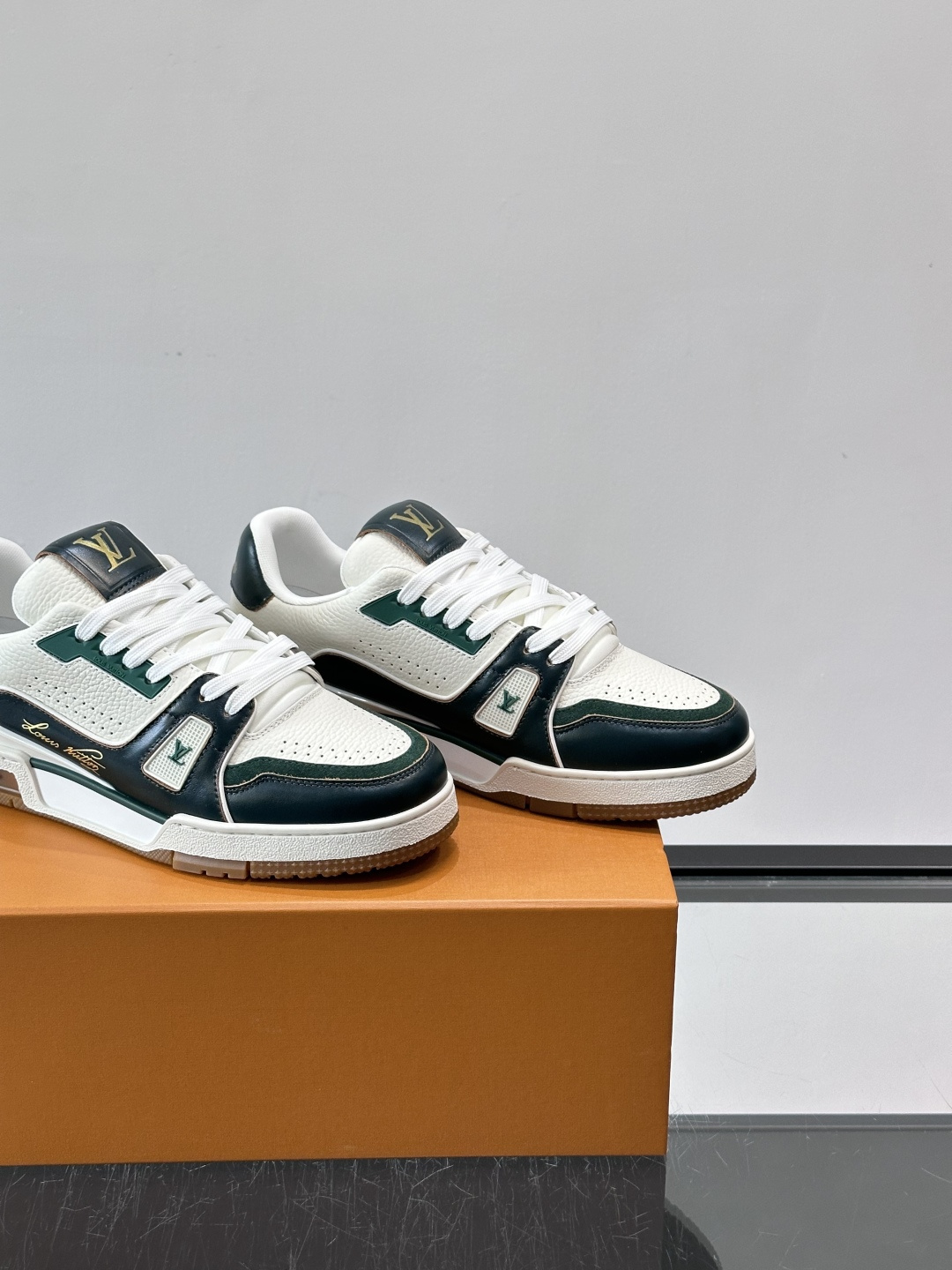 驴家 新配色 trainer运动鞋，本款 LV Trainer 运动鞋取材柔软粒面小牛皮，呈现纯净色调，