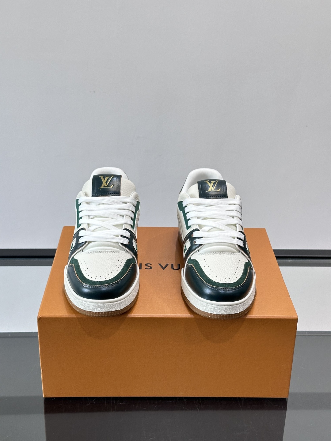 驴家 新配色 trainer运动鞋，本款 LV Trainer 运动鞋取材柔软粒面小牛皮，呈现纯净色调，