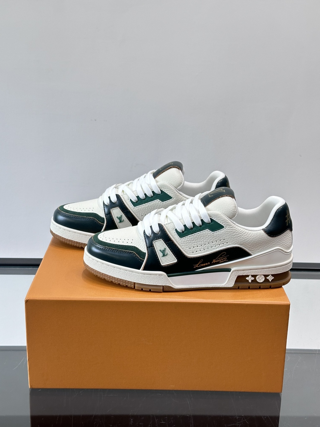 驴家 新配色 trainer运动鞋，本款 LV Trainer 运动鞋取材柔软粒面小牛皮，呈现纯净色调，