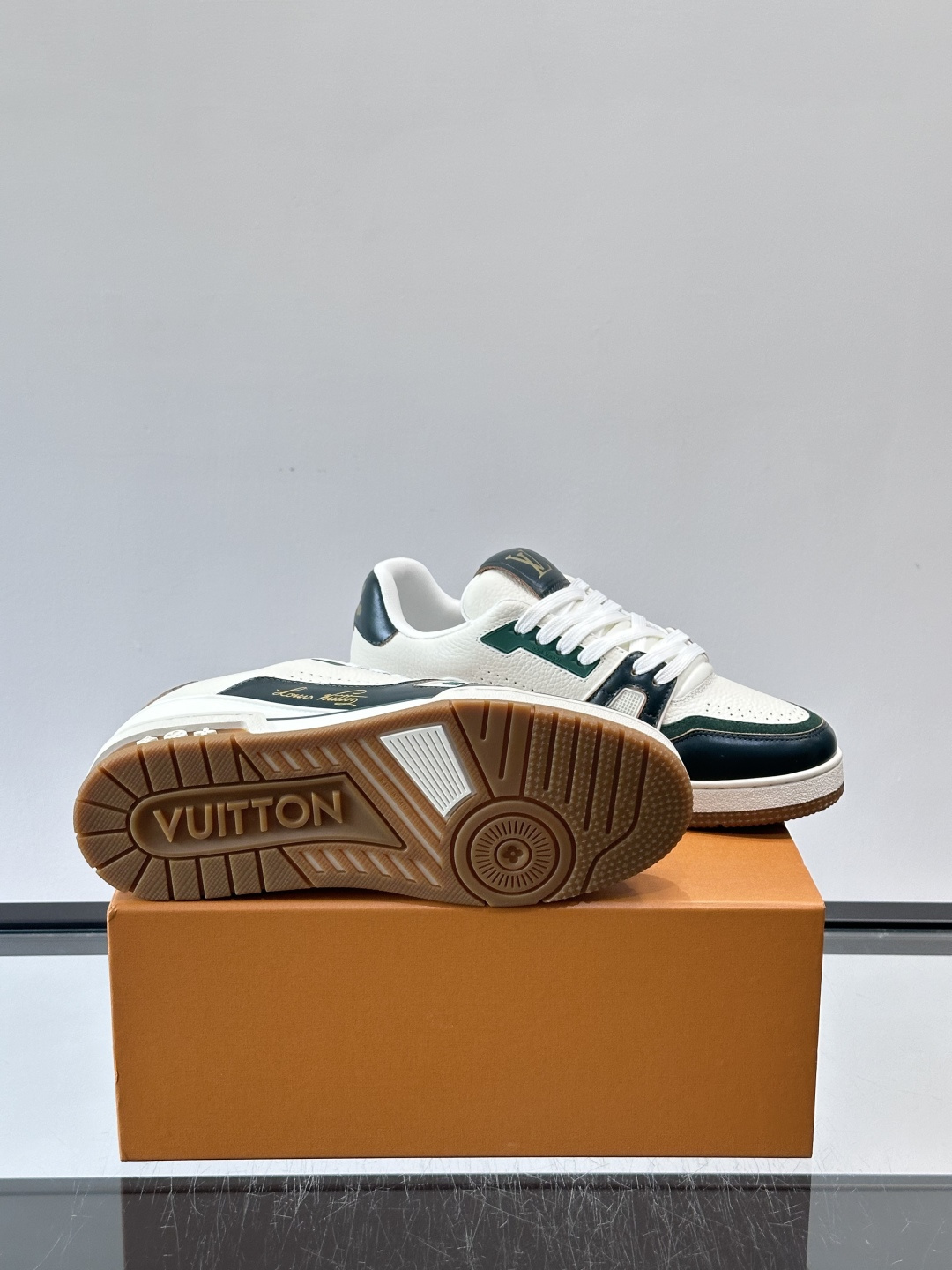 驴家 新配色 trainer运动鞋，本款 LV Trainer 运动鞋取材柔软粒面小牛皮，呈现纯净色调，