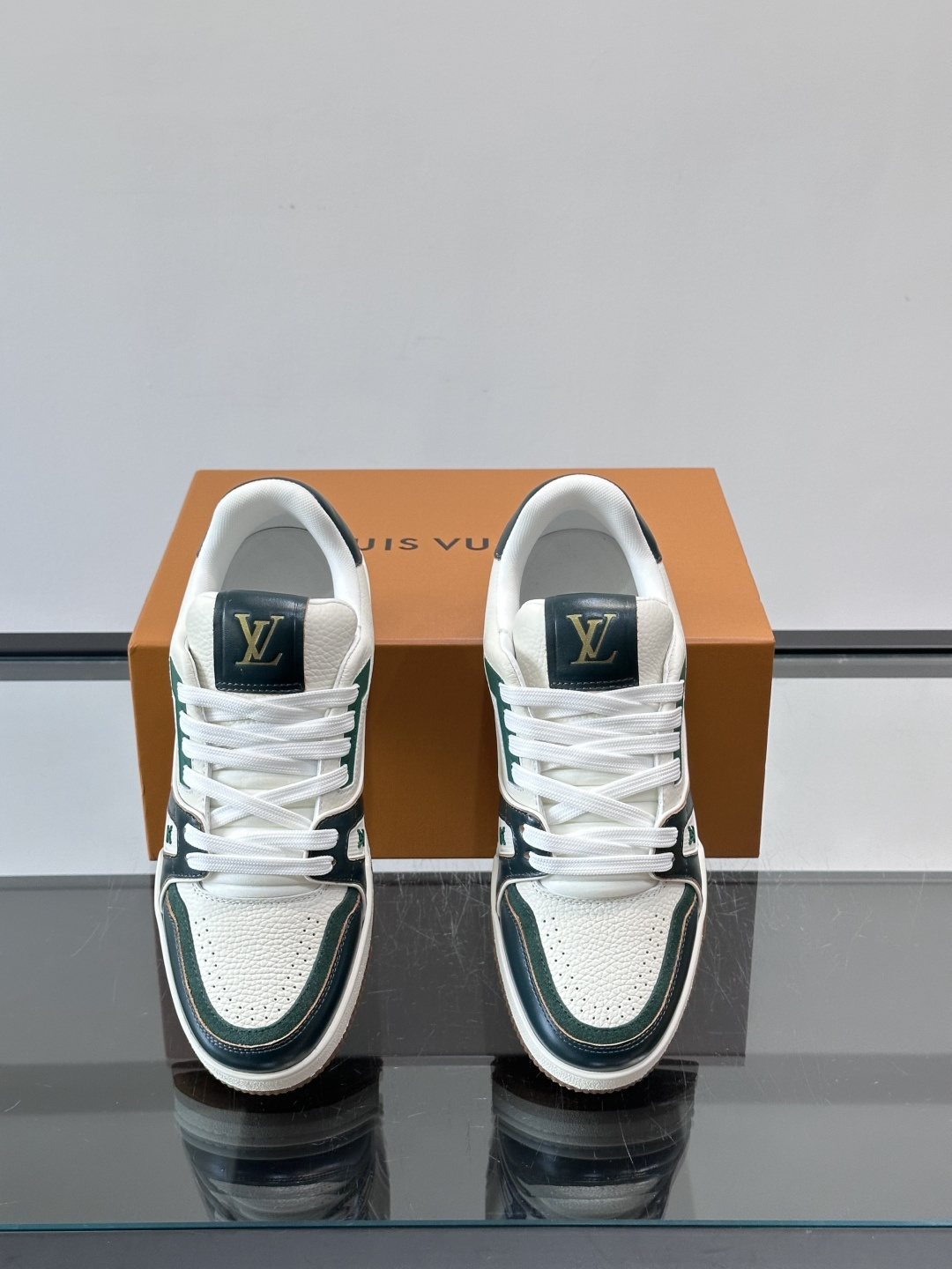 驴家 新配色 trainer运动鞋，本款 LV Trainer 运动鞋取材柔软粒面小牛皮，呈现纯净色调，