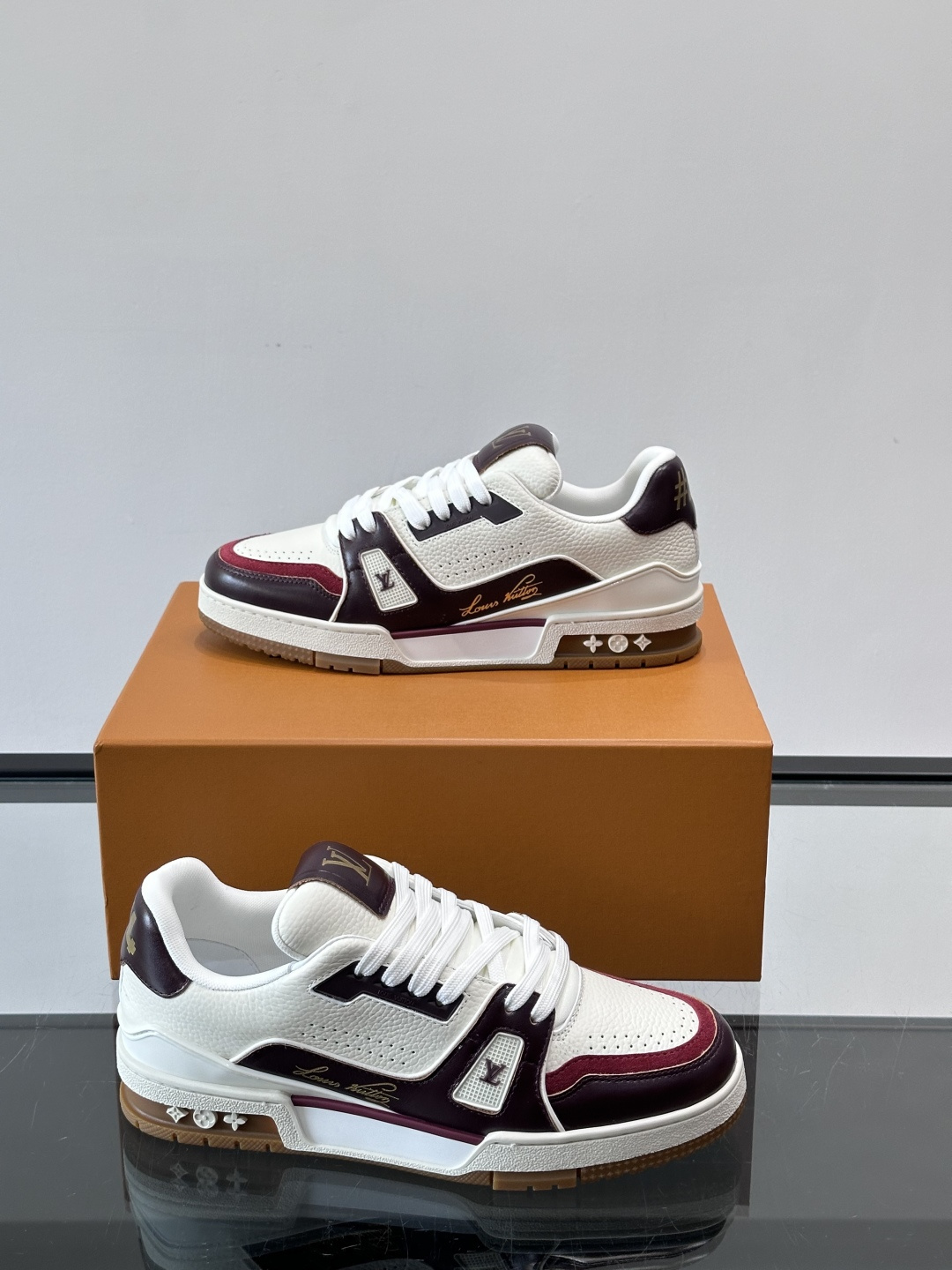 驴家 新配色 trainer运动鞋，本款 LV Trainer 运动鞋取材柔软粒面小牛皮，呈现纯净色调，