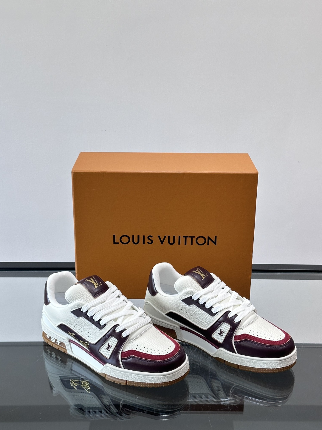 驴家 新配色 trainer运动鞋，本款 LV Trainer 运动鞋取材柔软粒面小牛皮，呈现纯净色调，