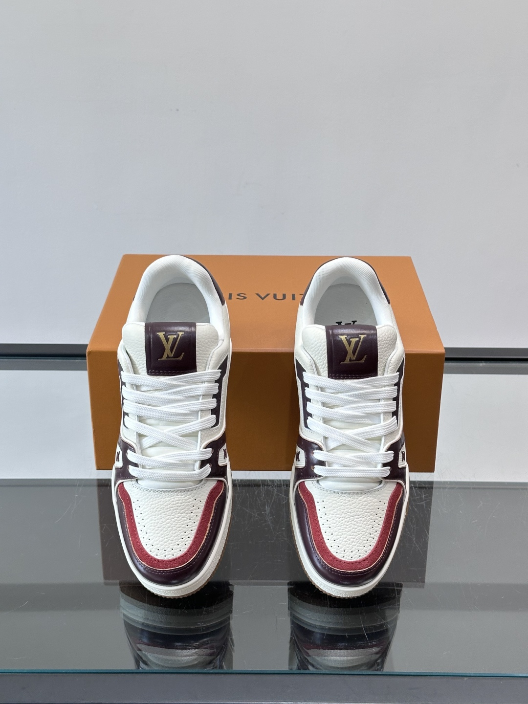 驴家 新配色 trainer运动鞋，本款 LV Trainer 运动鞋取材柔软粒面小牛皮，呈现纯净色调，